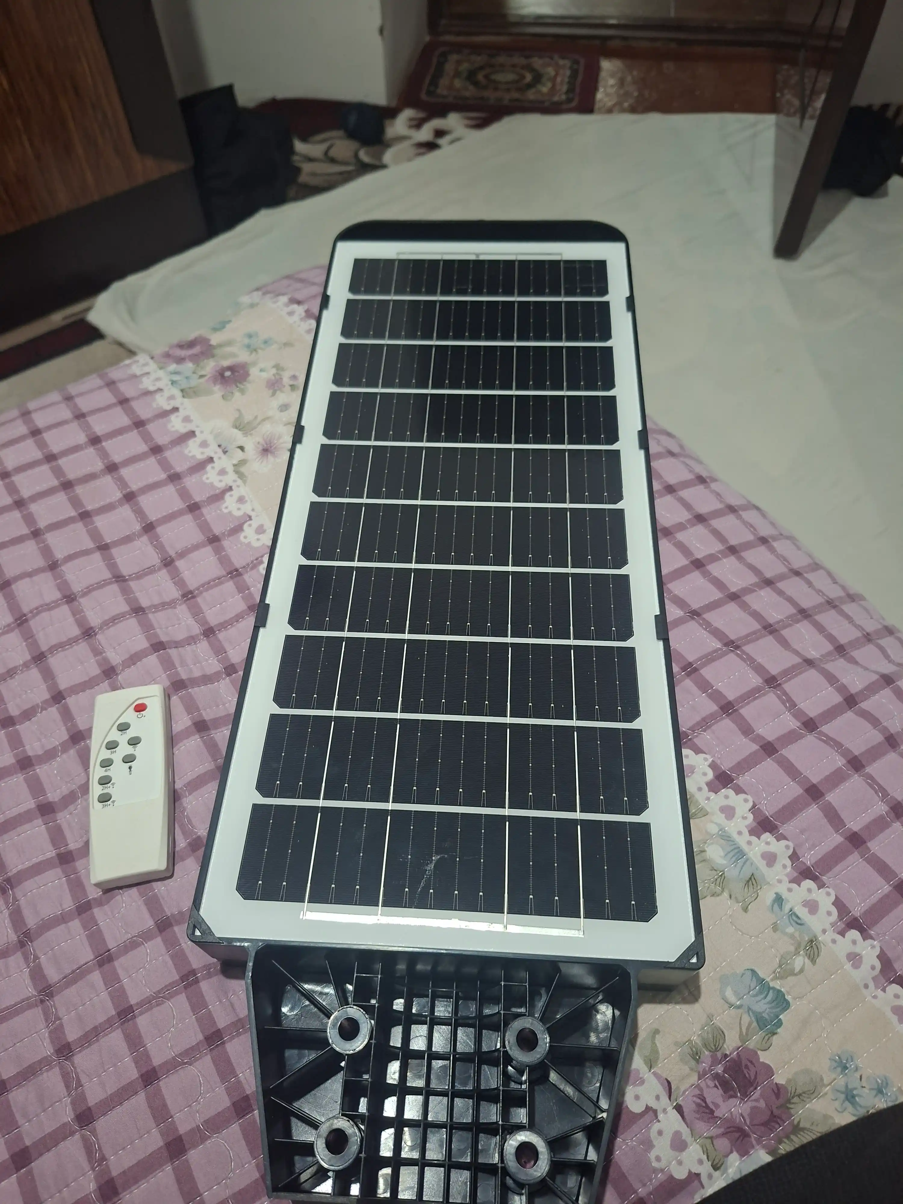 Quyosh panelli ko'cha chirog'i Beltoms 200W 6000K pultli fonar, taymerli simsiz projektori