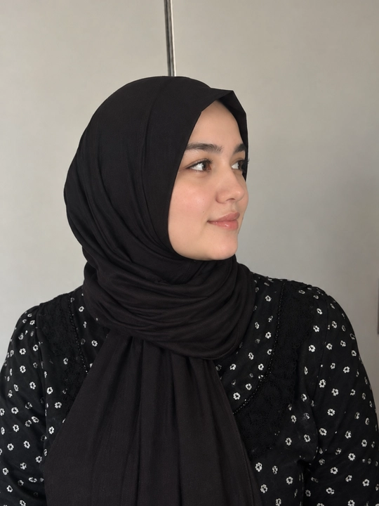 XB trikotaj matosidan tayyorlangan ayollar sharf-ro‘moli. O‘lchami: 180 × 55 sm