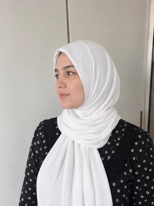 XB trikotaj matosidan tayyorlangan ayollar sharf-ro‘moli. O‘lchami: 180 × 55 sm