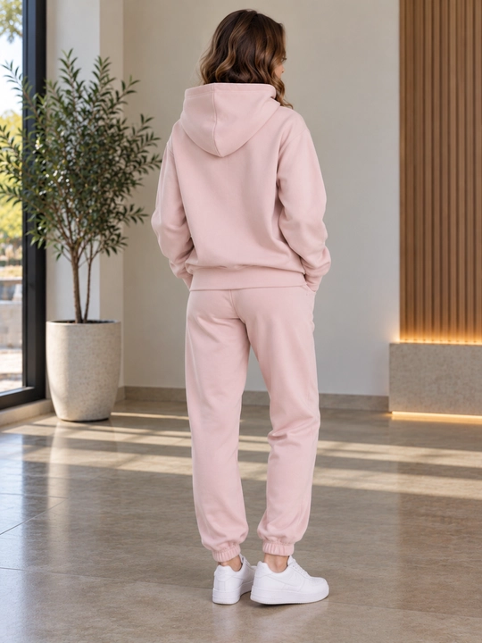 Ayollar sport kostyumi