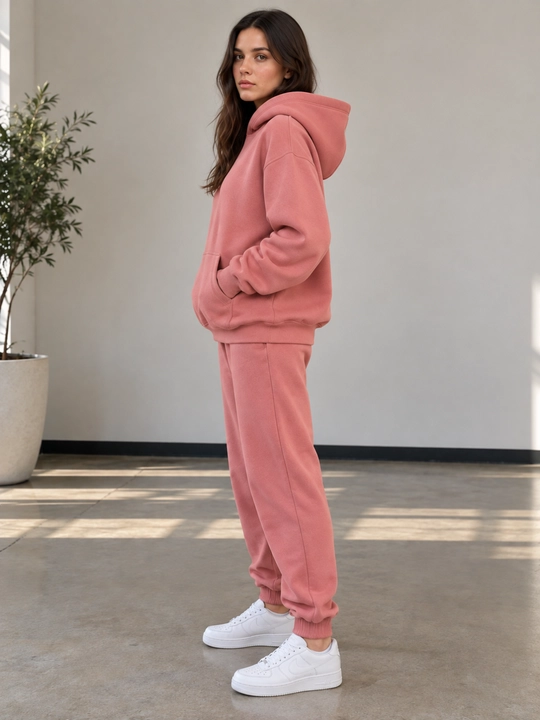 Ayollar sport kostyumi
