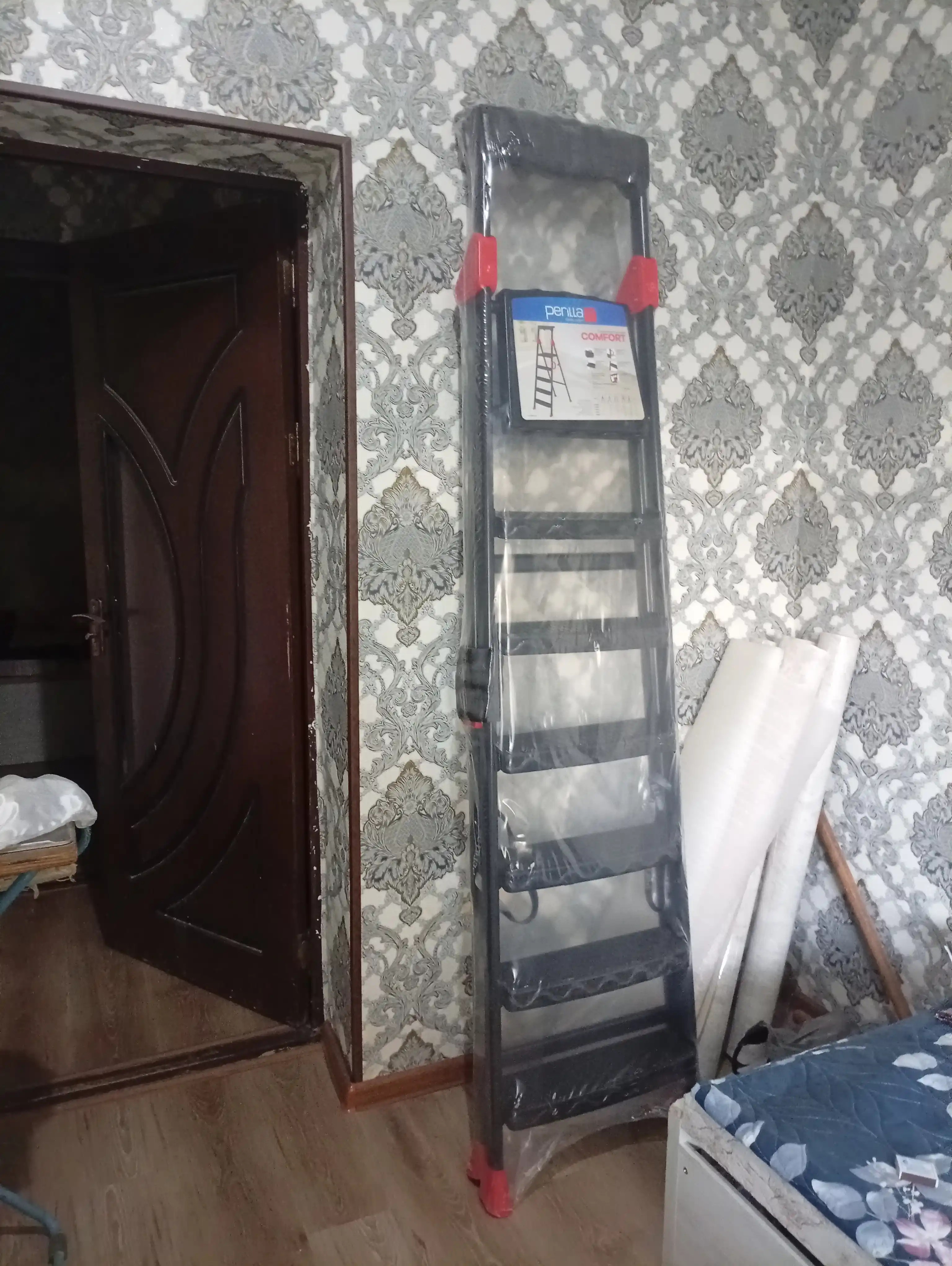 Perilla Comfort yigʻma narvon, qurilish narvoni, 250 kg gacha, lotok va tutqich bilan