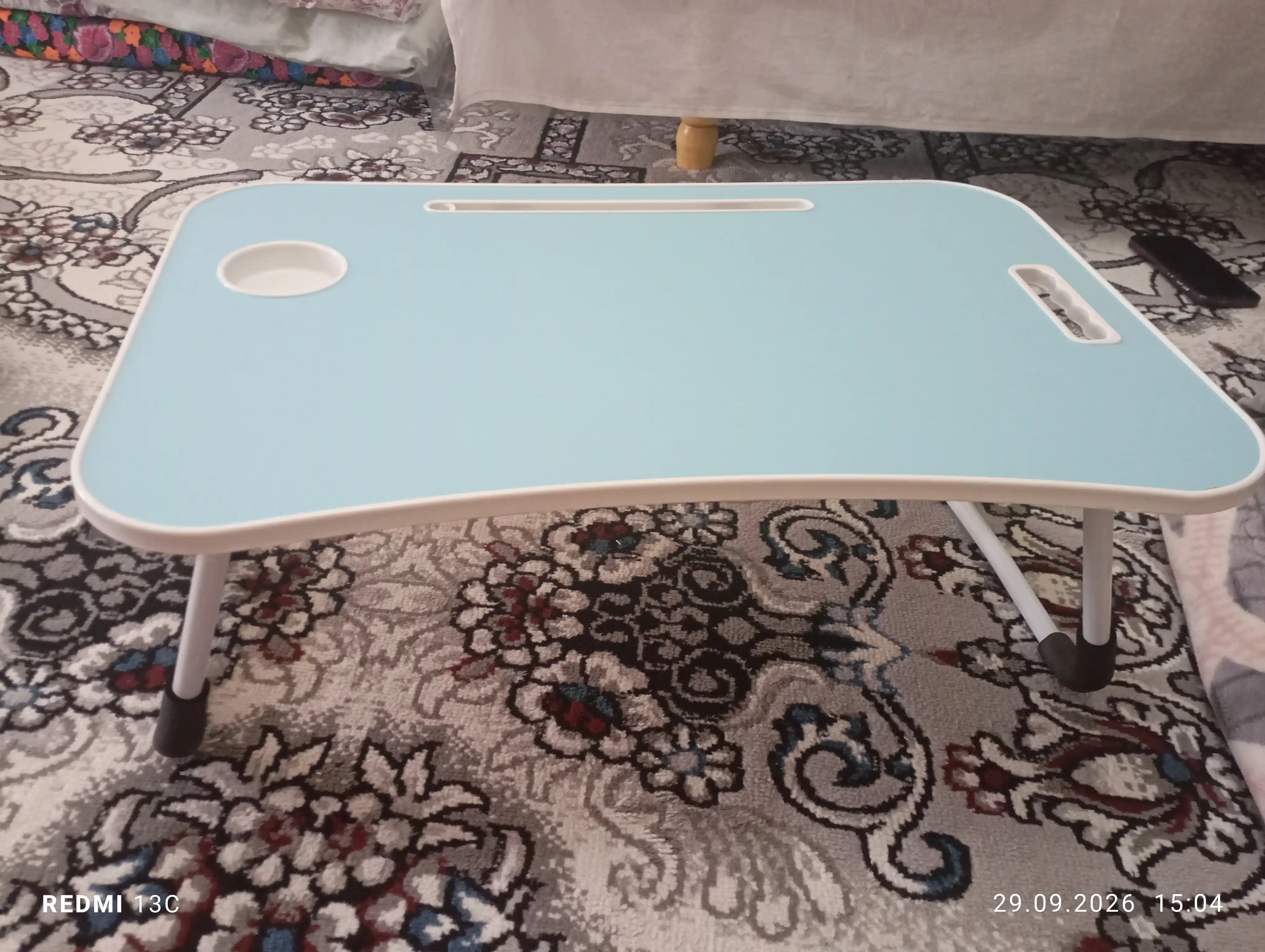Ko'chma yig'iladigan stol parta, noutbuk, planshet, telefon, dars uchun