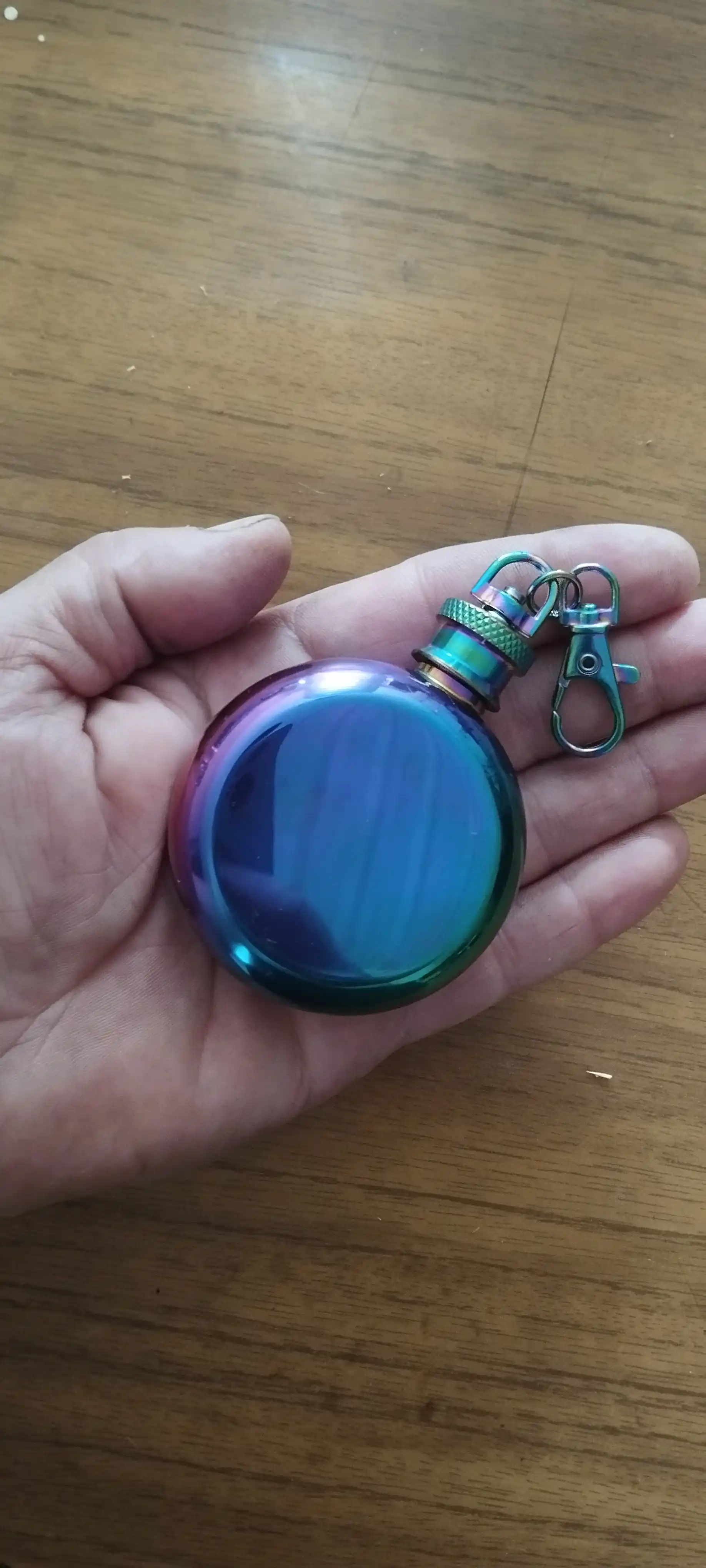 50 ml hajmdagi zanglamaydigan po‘latdan tayyorlangan mini-flakon karabin bilan