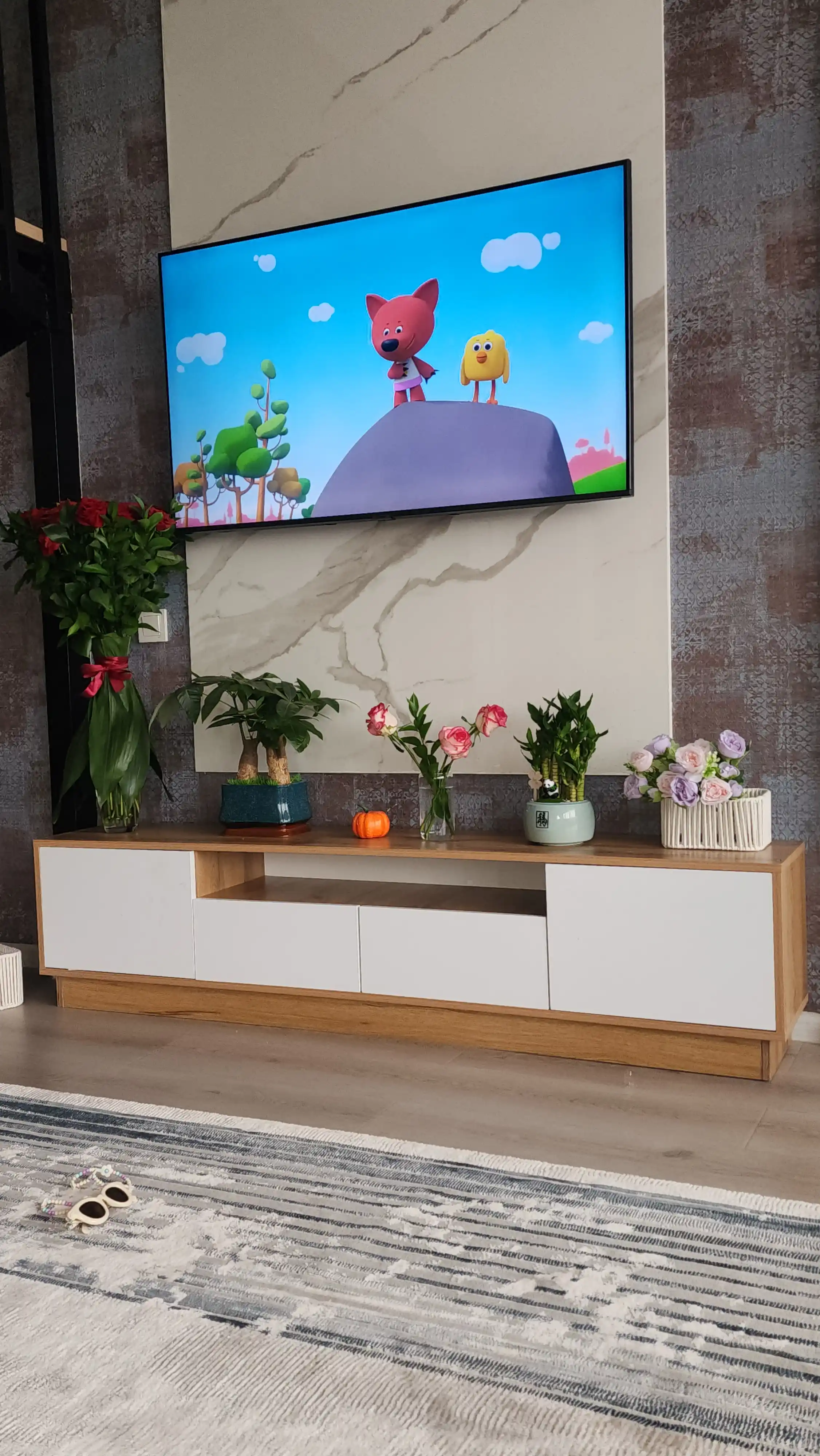 Televizor tagligi TV tumba TUN keng tokchalar bilan, to'liq yig'ilgan, 150/160/170x40x30sm