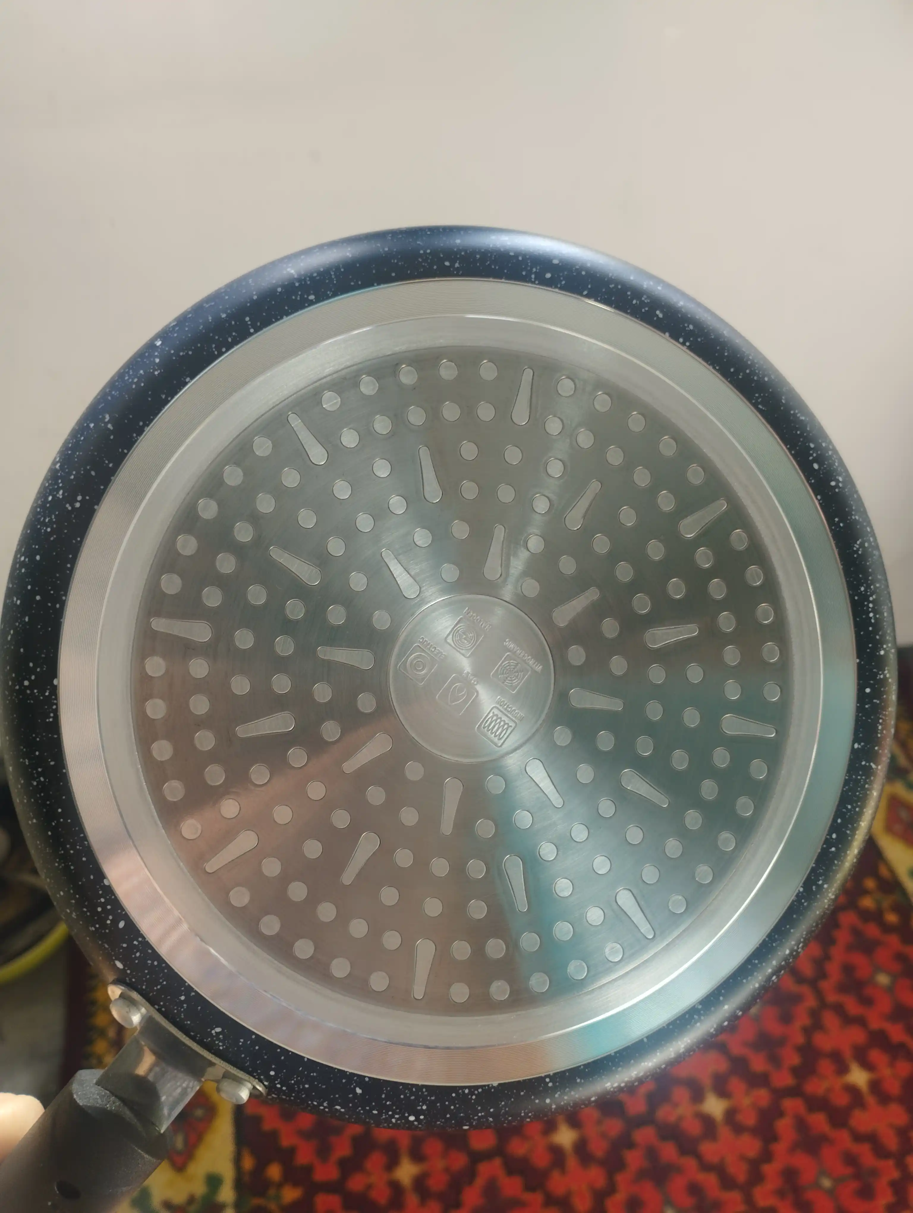 Blinnitsa tagiga olmaydigan quymoq va blinchiklar uchun tova, cheti past, 24 sm