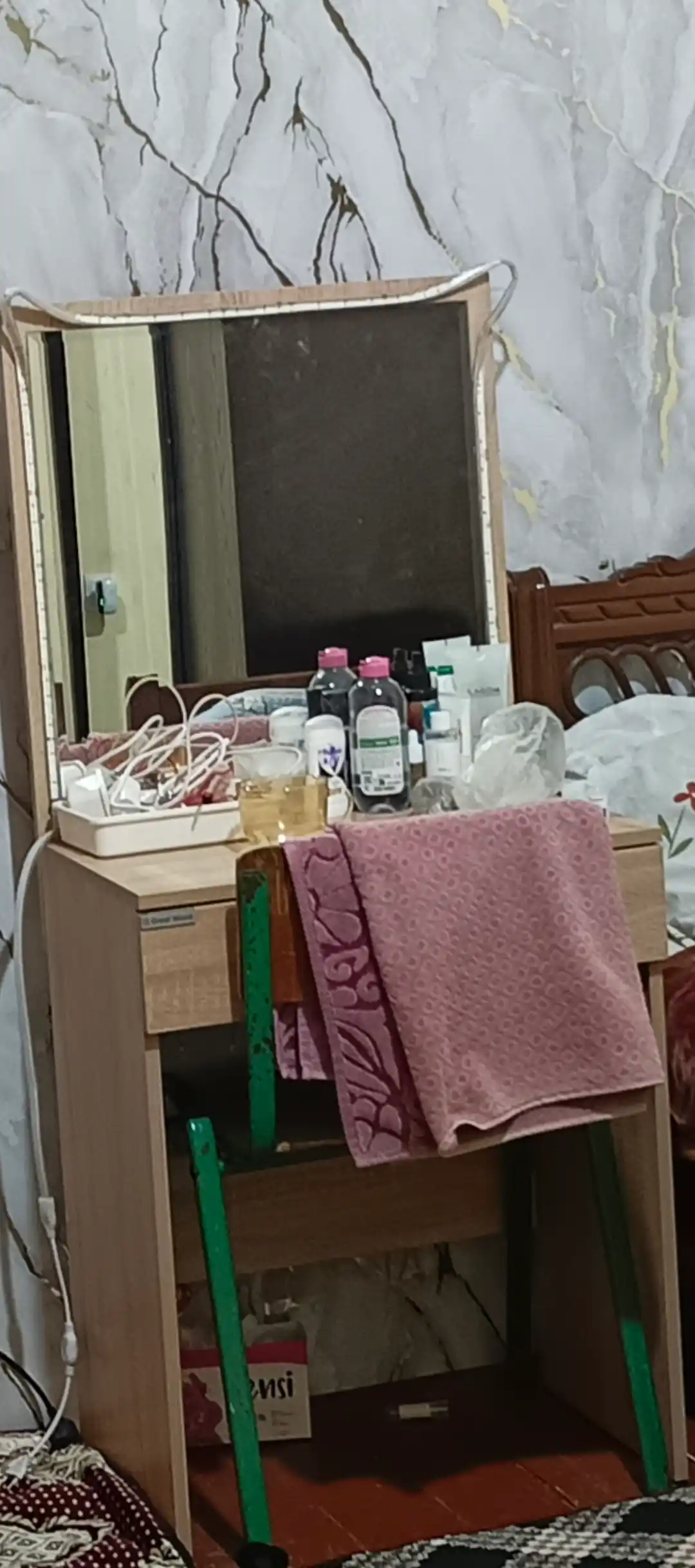 Туалетный столик с зеркалом