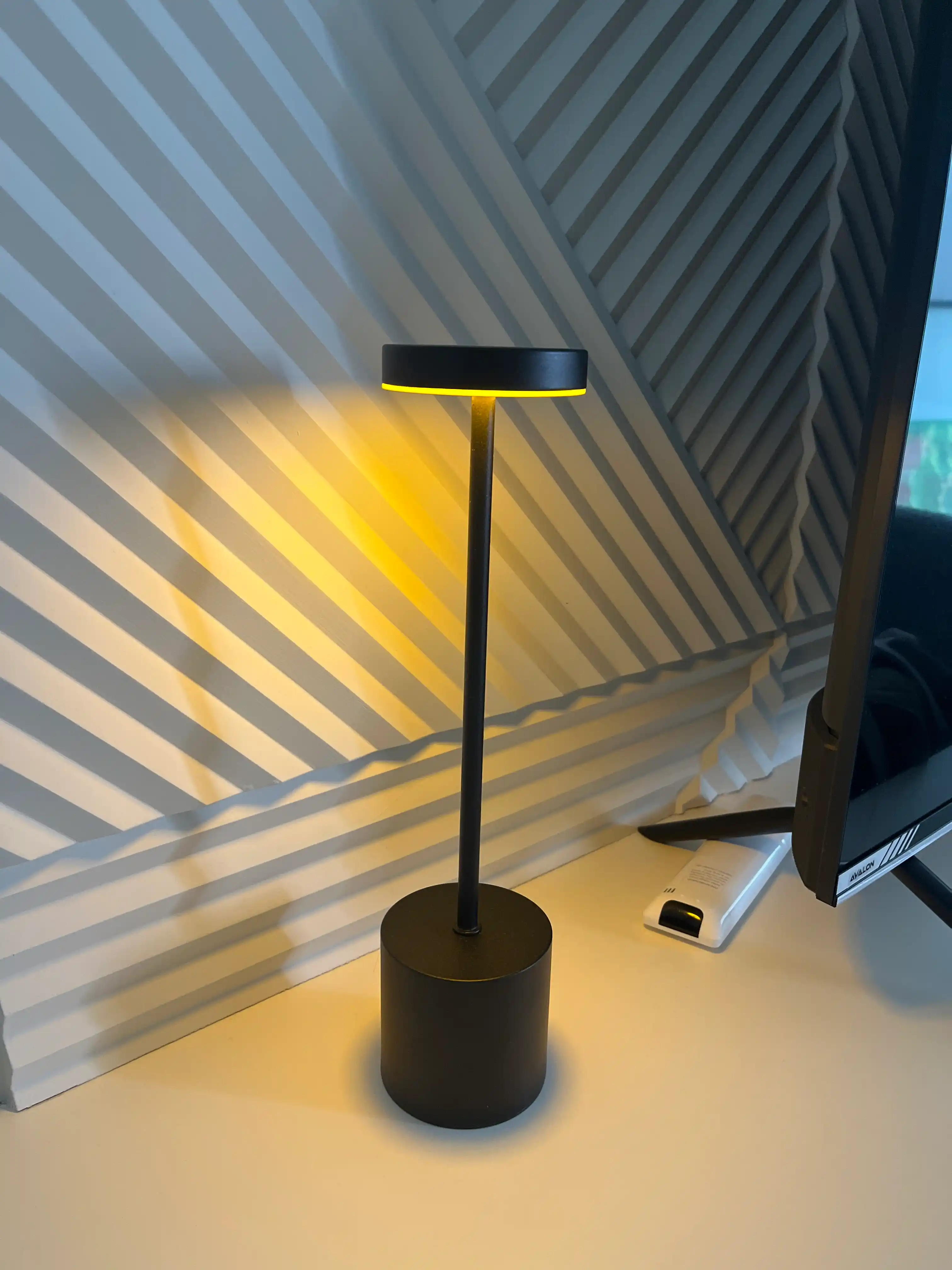 O‘qish uchun stolga o‘rnatiladigan svetodiod lampa