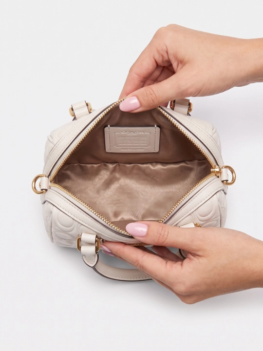 Сумка Coach с широким плечевым ремнём и брелоком-вишенкой, для повседневного использования