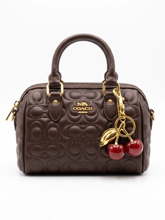 Сумка Coach с широким плечевым ремнём и брелоком-вишенкой, для повседневного использования