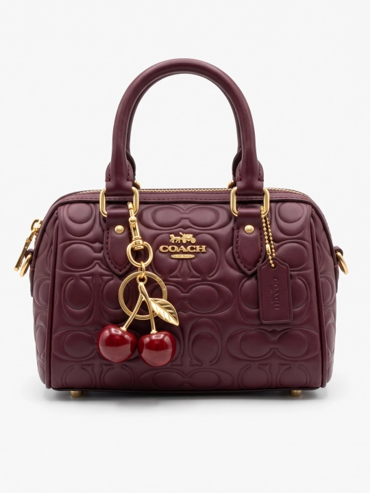 Сумка Coach с широким плечевым ремнём и брелоком-вишенкой, для повседневного использования