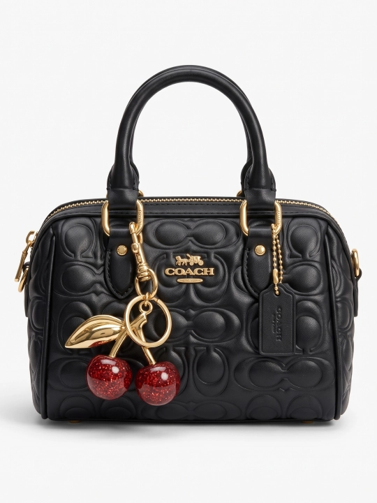Сумка Coach с широким плечевым ремнём и брелоком-вишенкой, для повседневного использования