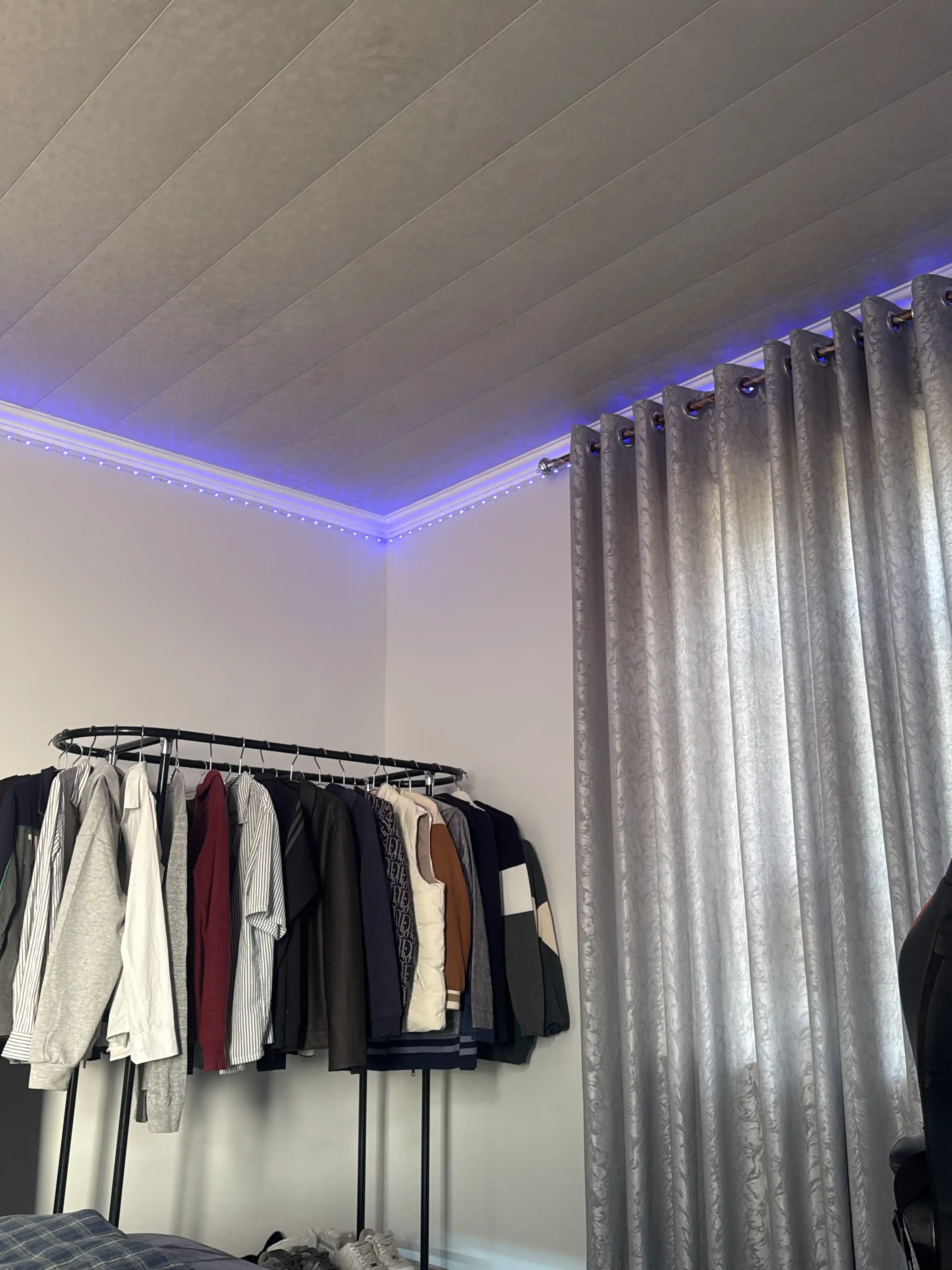 RGB LED yoritgichli lenta ko'p rangli