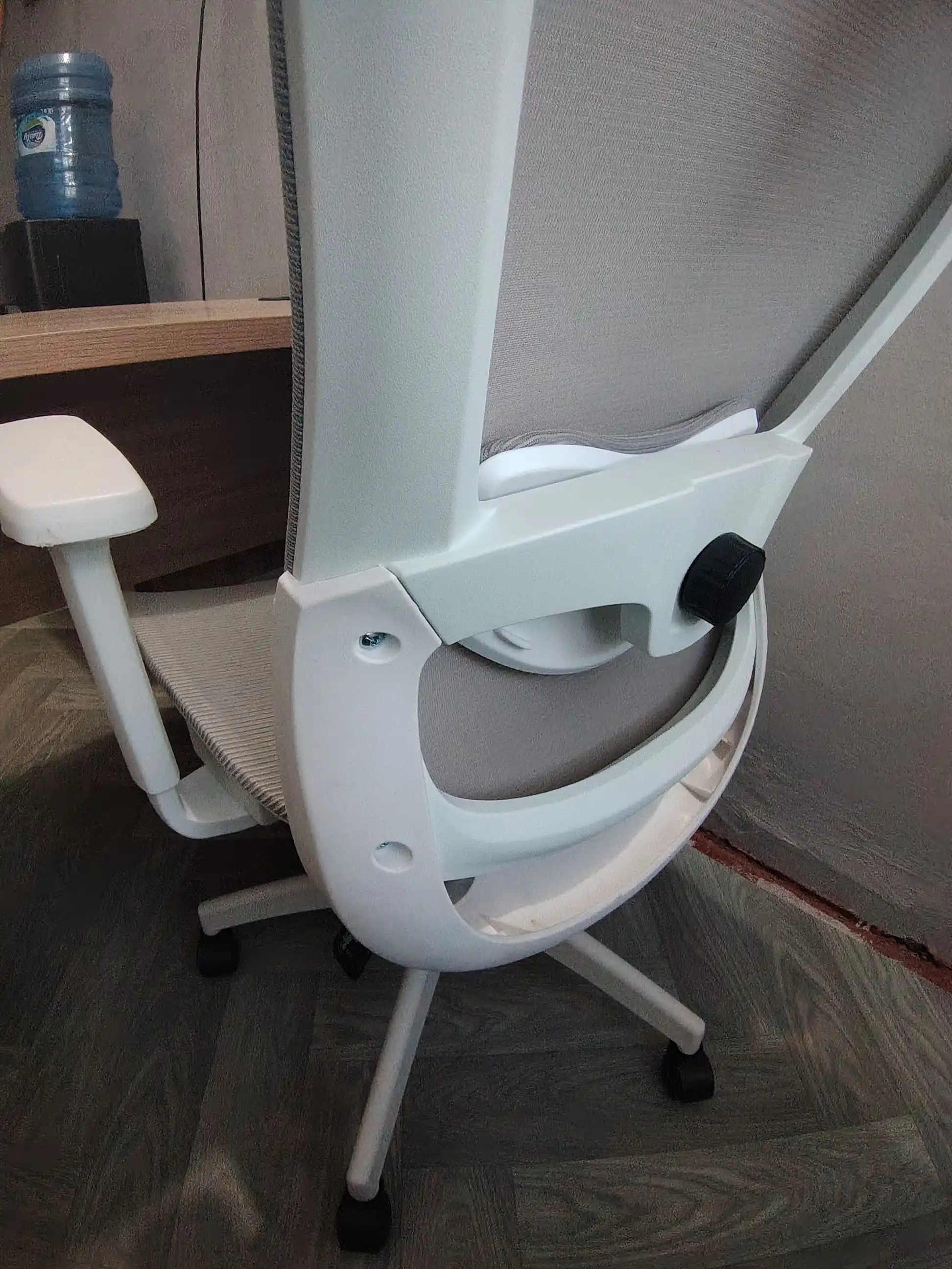 Ergonomik ofis kreslosi, mesh materialli, oyoq tayanchi bilan