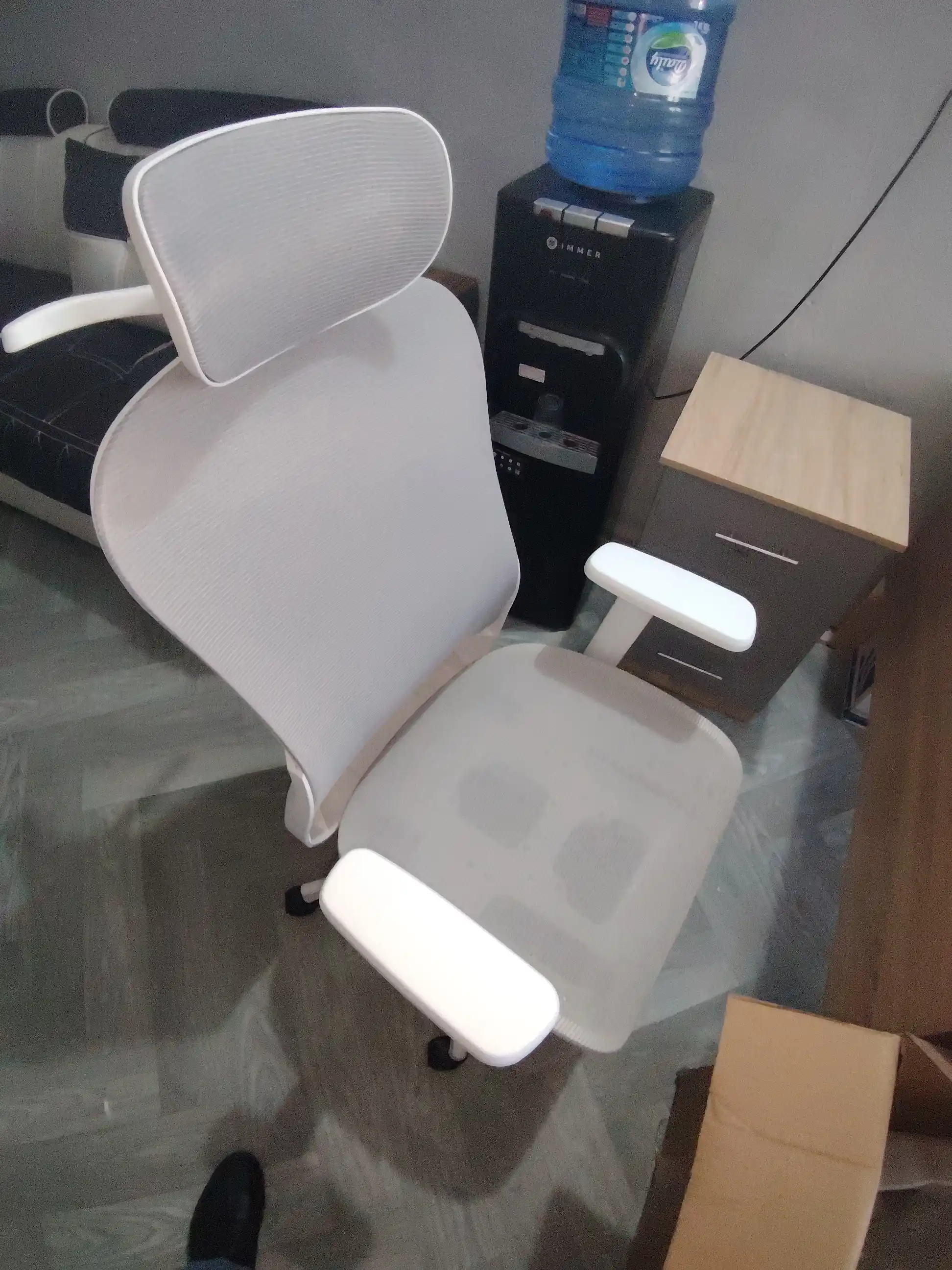 Ergonomik ofis kreslosi, mesh materialli, oyoq tayanchi bilan