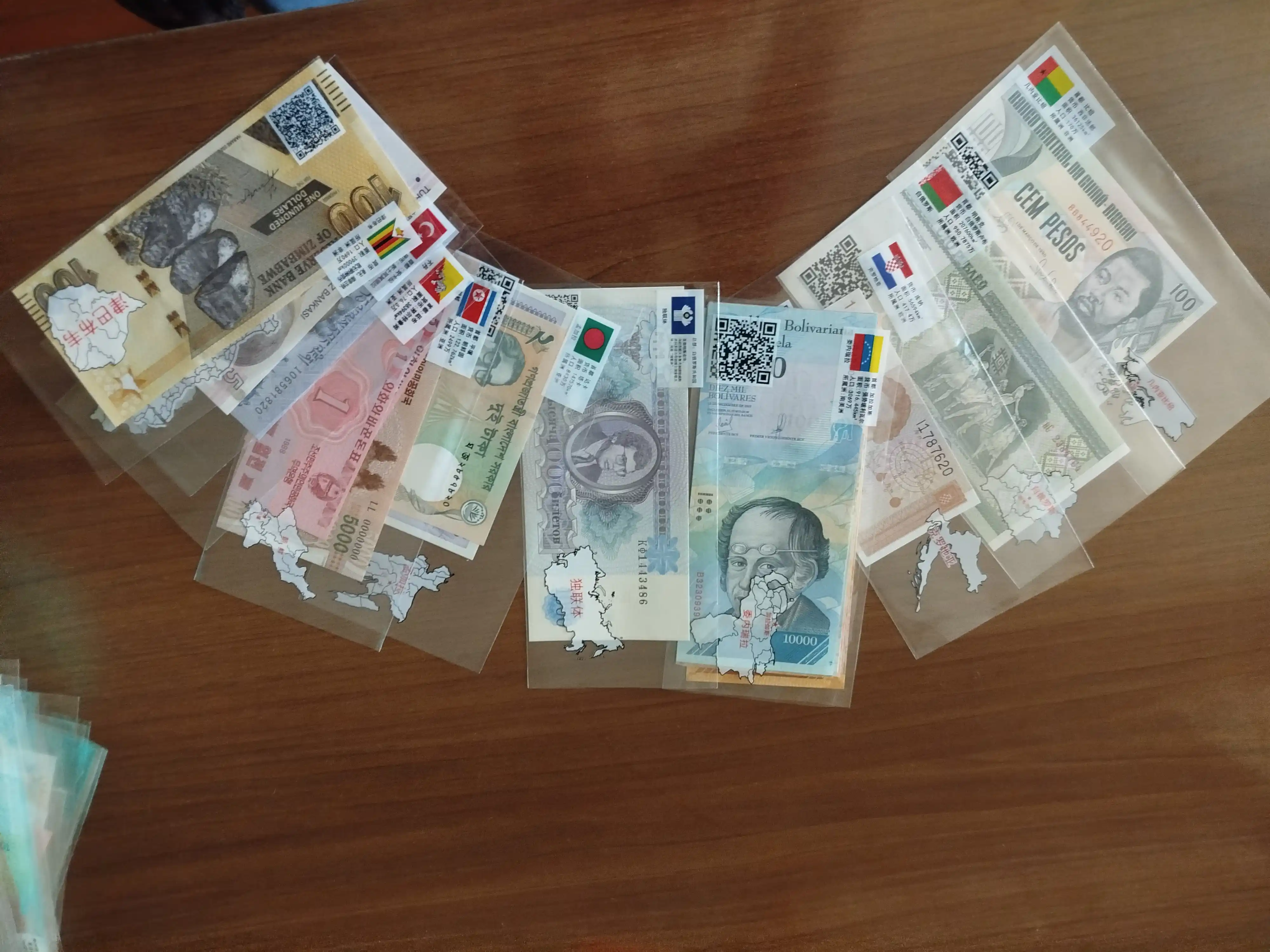 Dunyoning 50 mamlakatidan esdalik banknotlari to‘plami - sovg‘a g‘ilofidagi 50 ta xorijiy banknot