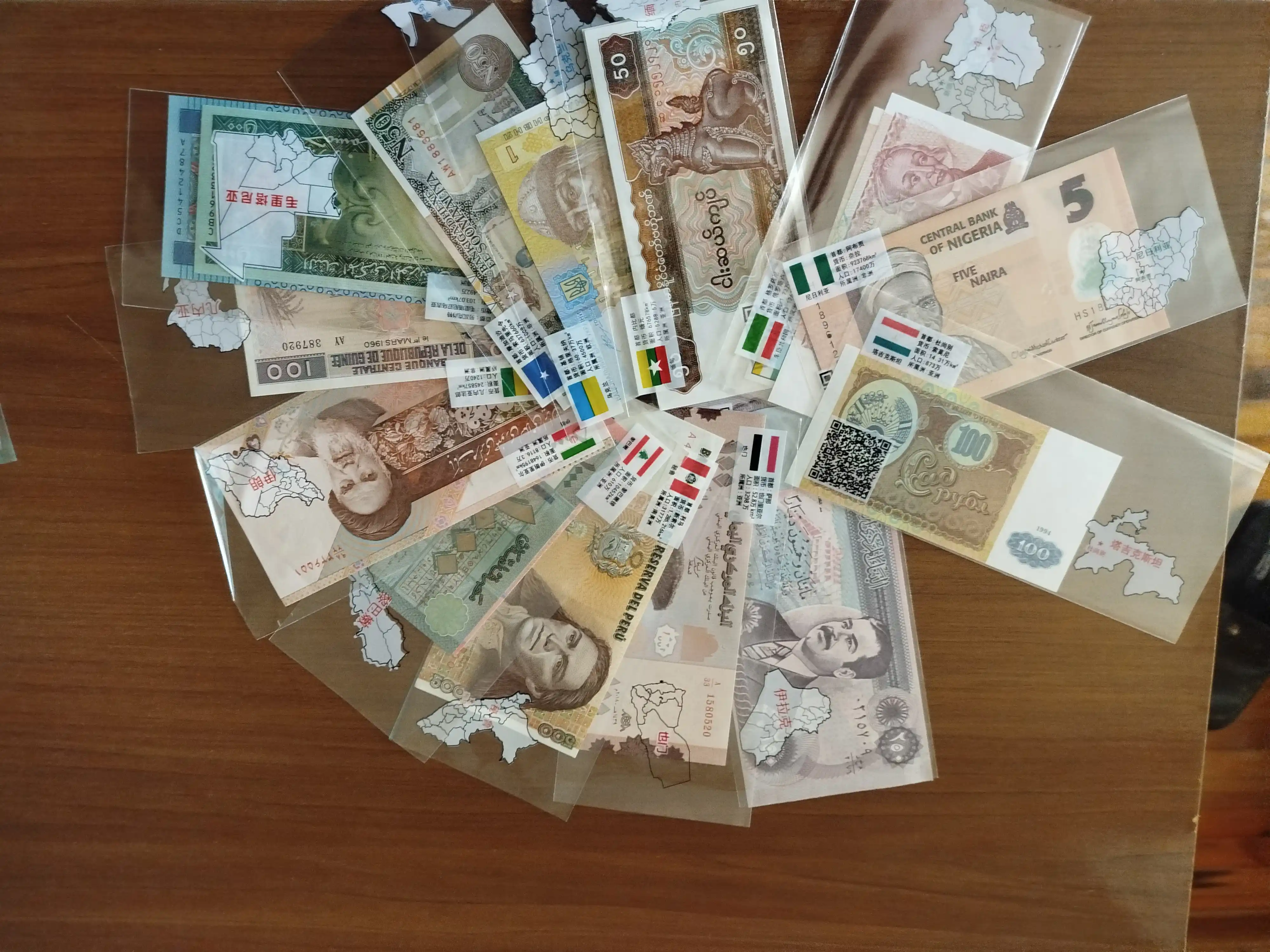 Dunyoning 50 mamlakatidan esdalik banknotlari to‘plami - sovg‘a g‘ilofidagi 50 ta xorijiy banknot