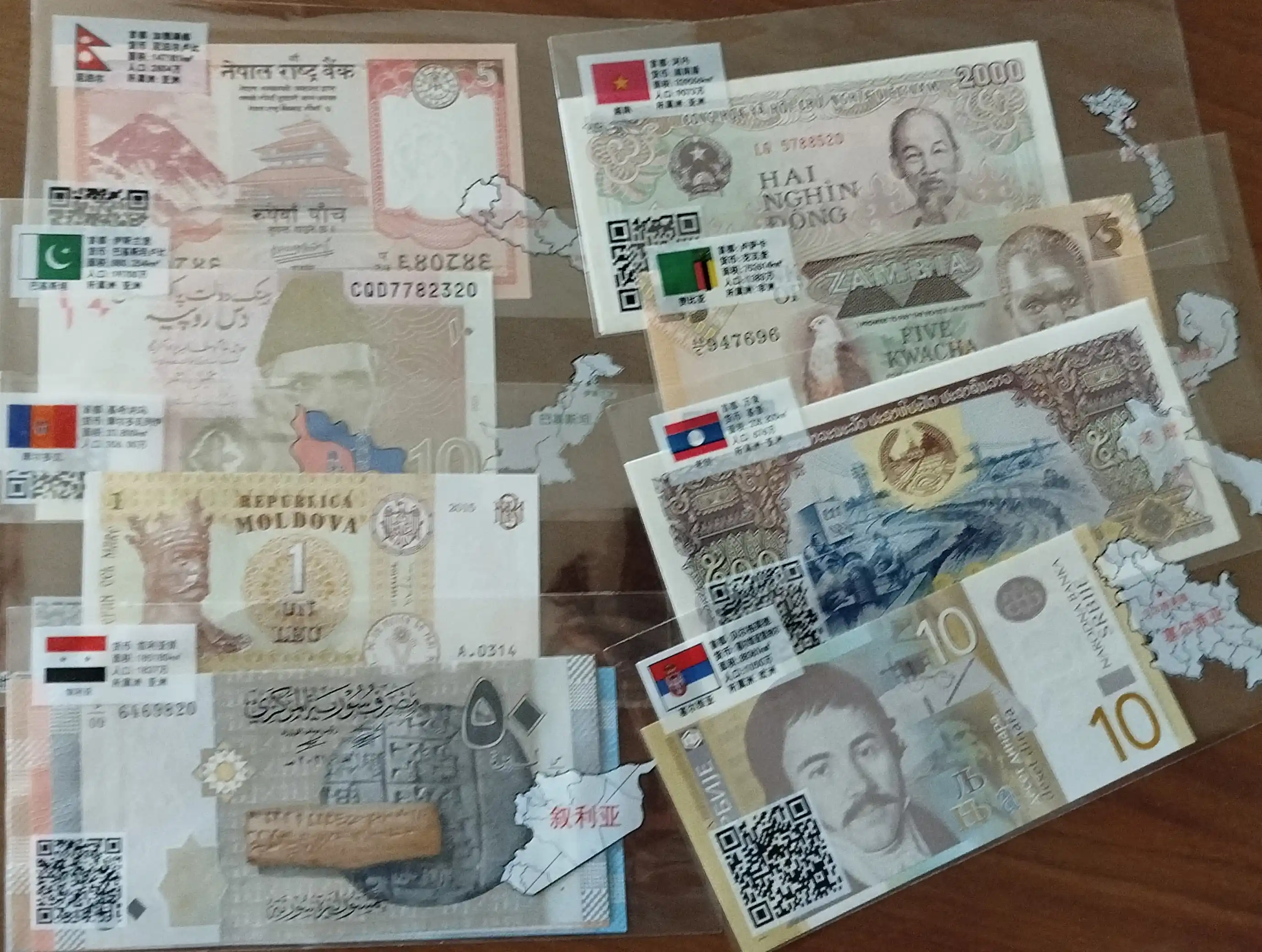 Dunyoning 50 mamlakatidan esdalik banknotlari to‘plami - sovg‘a g‘ilofidagi 50 ta xorijiy banknot
