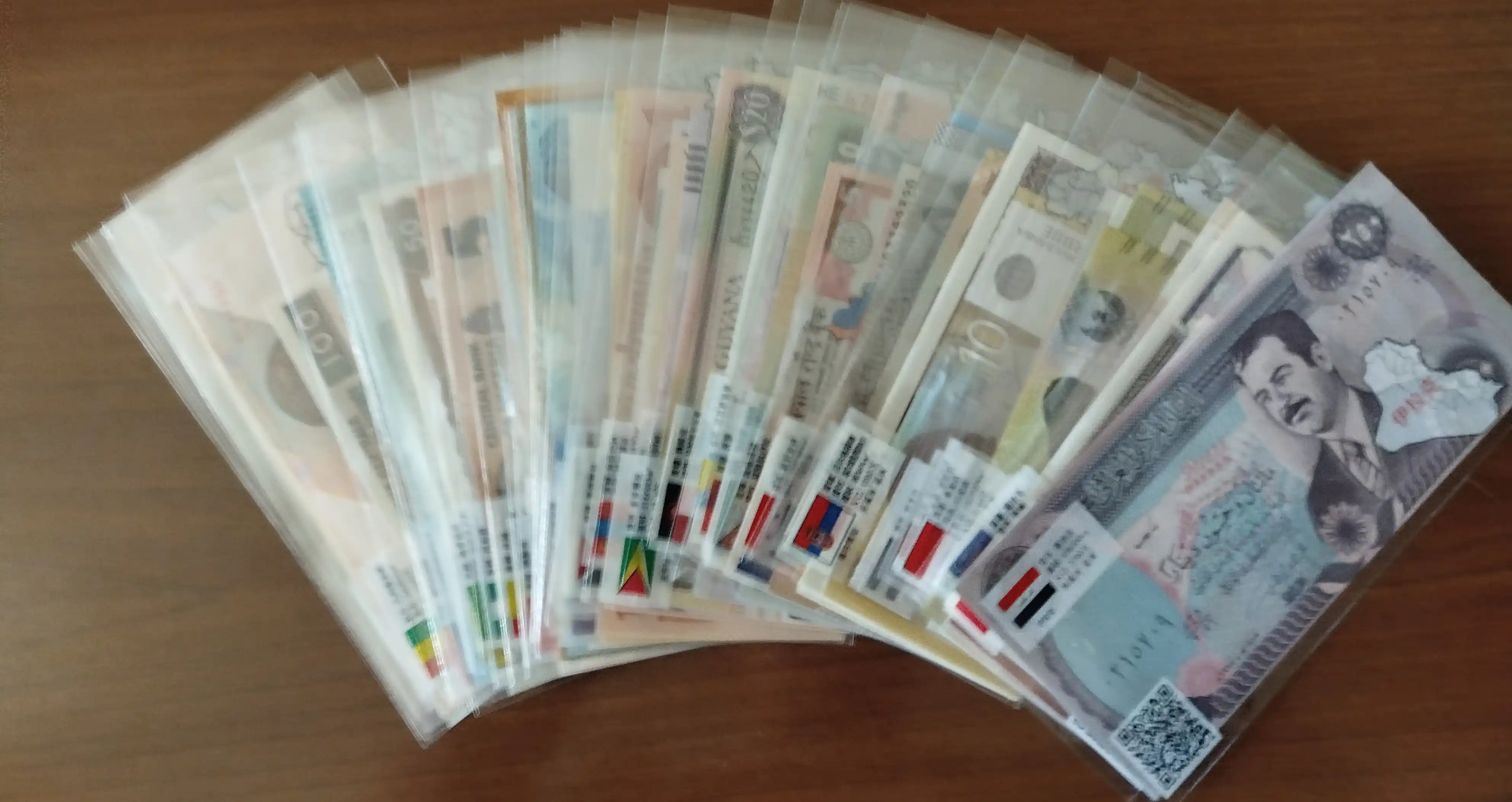Dunyoning 50 mamlakatidan esdalik banknotlari to‘plami - sovg‘a g‘ilofidagi 50 ta xorijiy banknot