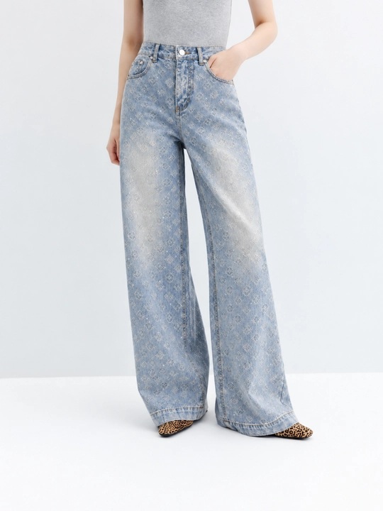 Ayollar uchun keng jinsi shim, mayda toshli va naqshli, och ko‘k, S–XL