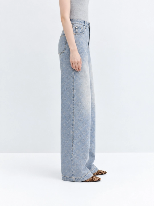 Ayollar uchun keng jinsi shim, mayda toshli va naqshli, och ko‘k, S–XL
