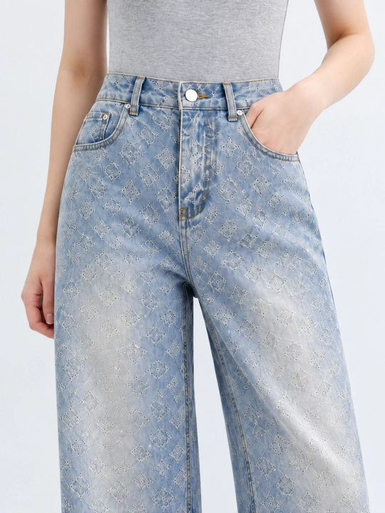 Ayollar uchun keng jinsi shim, mayda toshli va naqshli, och ko‘k, S–XL