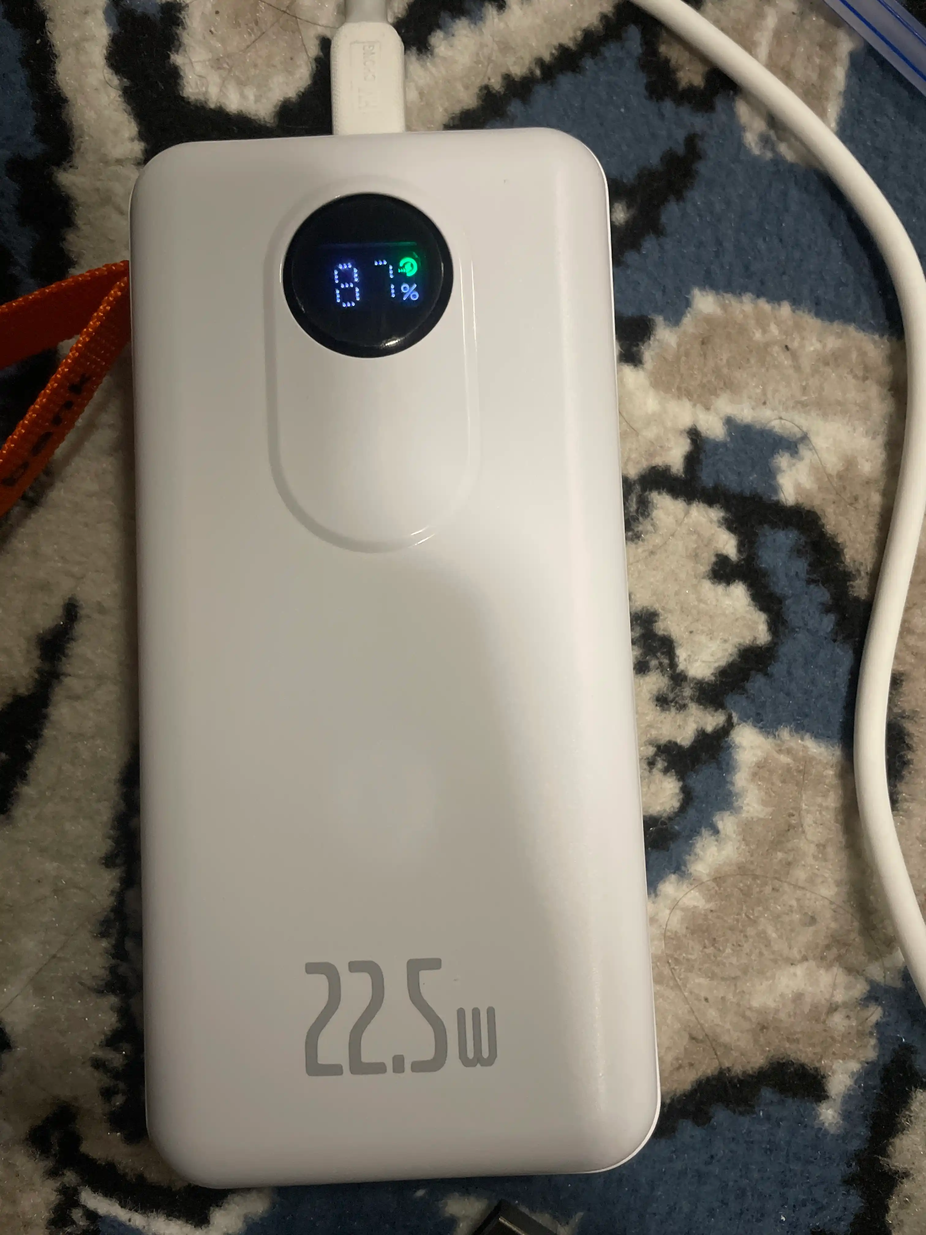Power Bank 20000 mAh 22.5W с ремешком, встроенными кабелями, фонариком и быстрой зарядкой