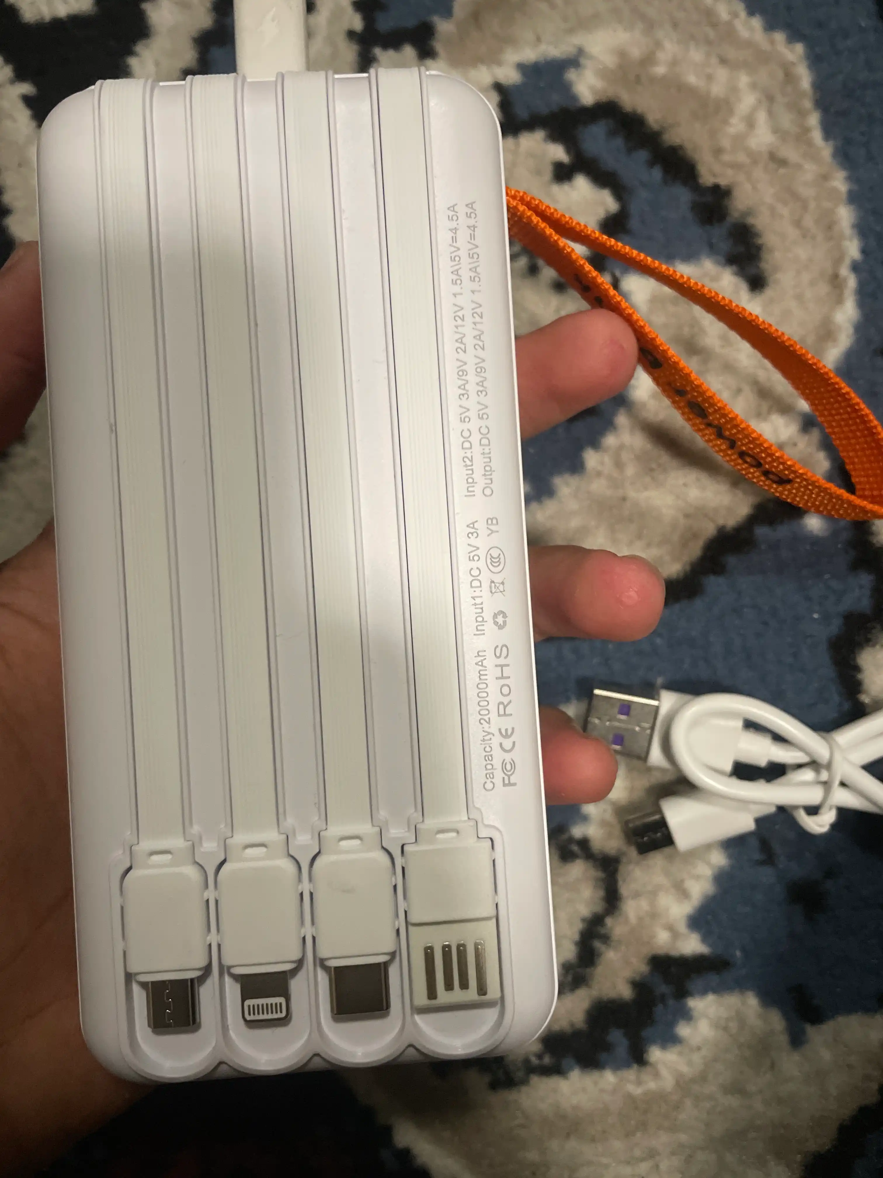 Power Bank 20000 mAh 22.5W с ремешком, встроенными кабелями, фонариком и быстрой зарядкой