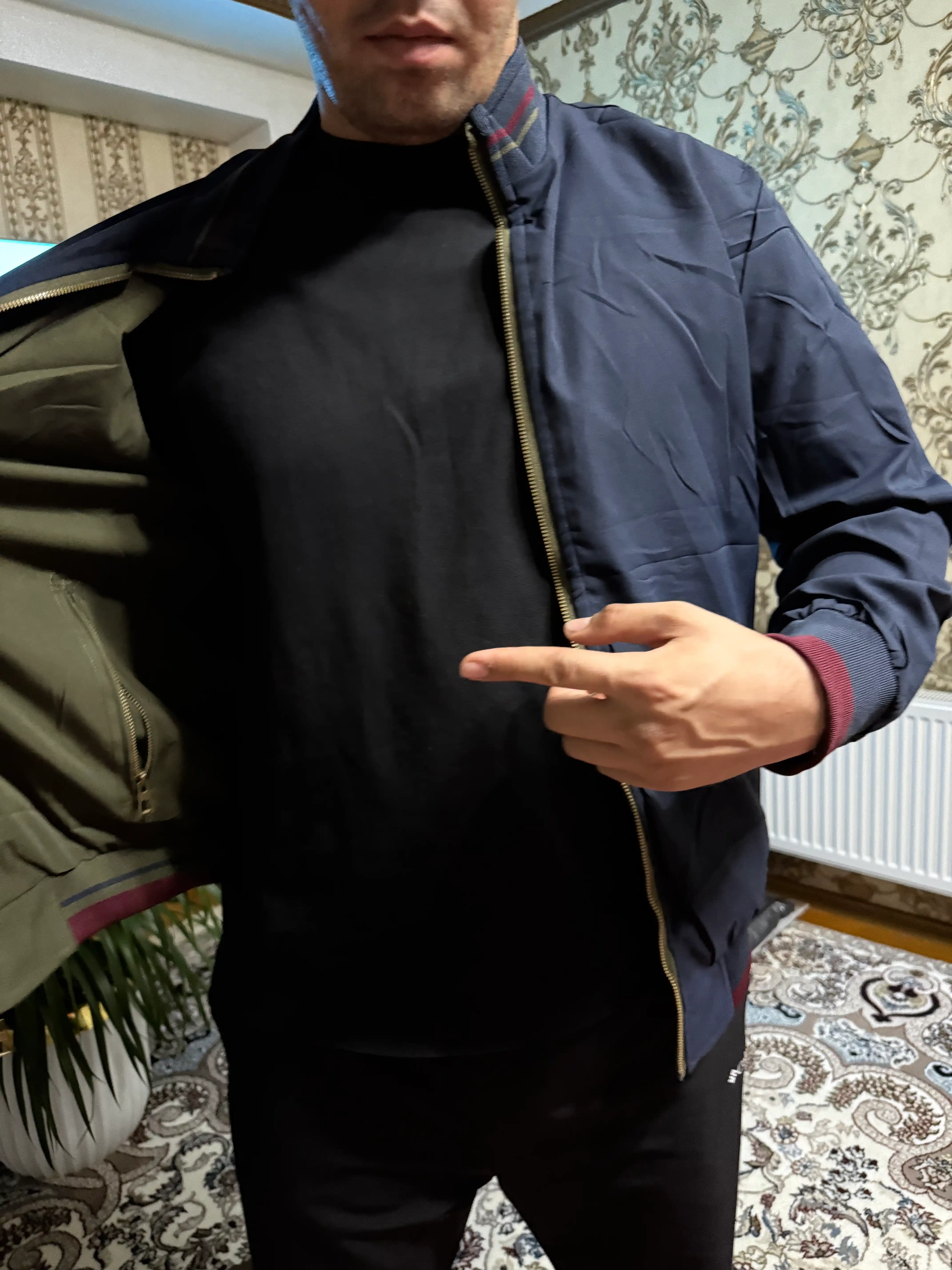 Erkaklar uchun vetrovka, ikki tomonlama kiyiladi, bolshimerka - 2 o'lcham kichik oling
