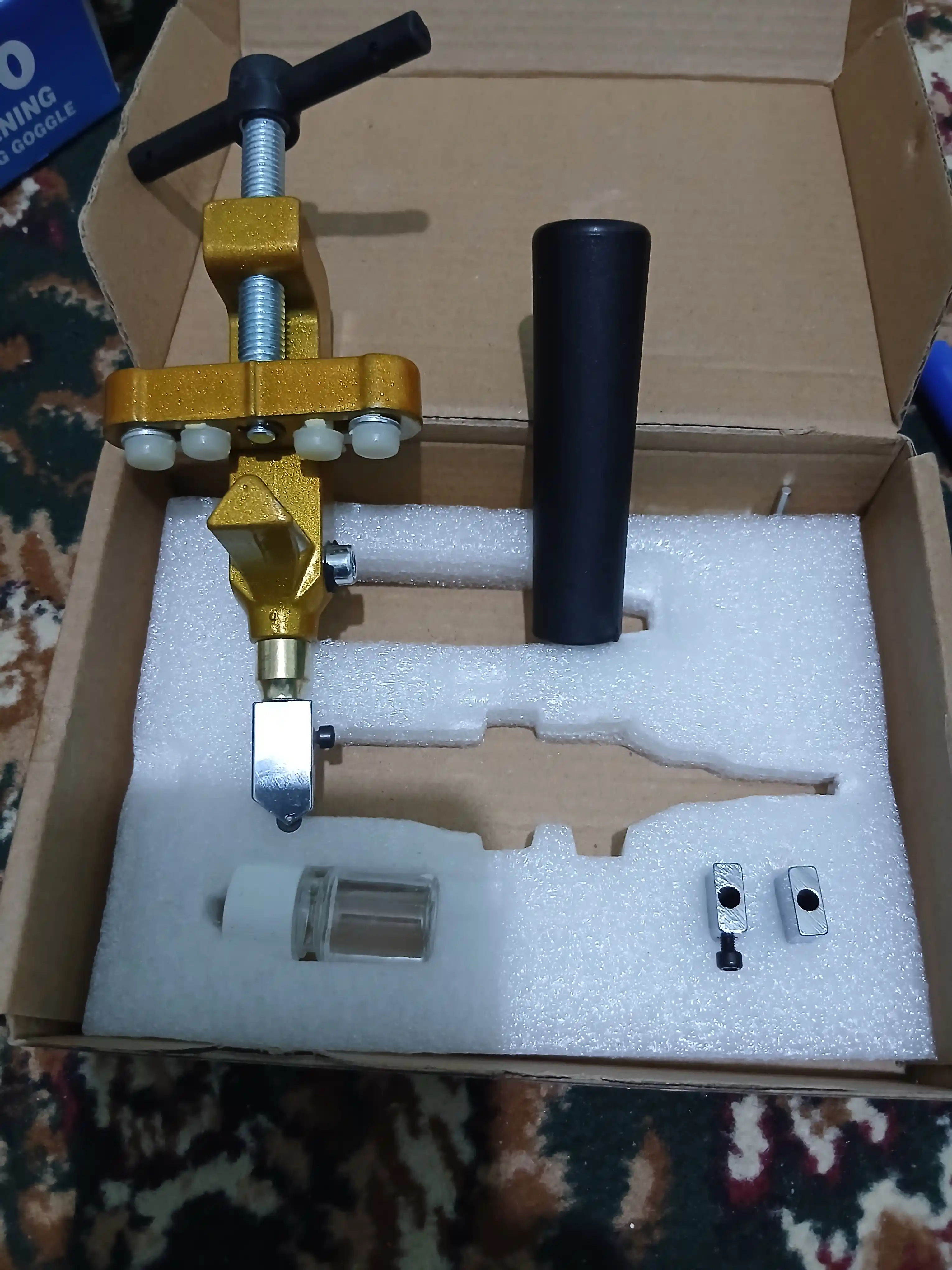 Ko‘chma qo‘l bilan ishlatiladigan 2-in-1 shisha va plitka kesgich