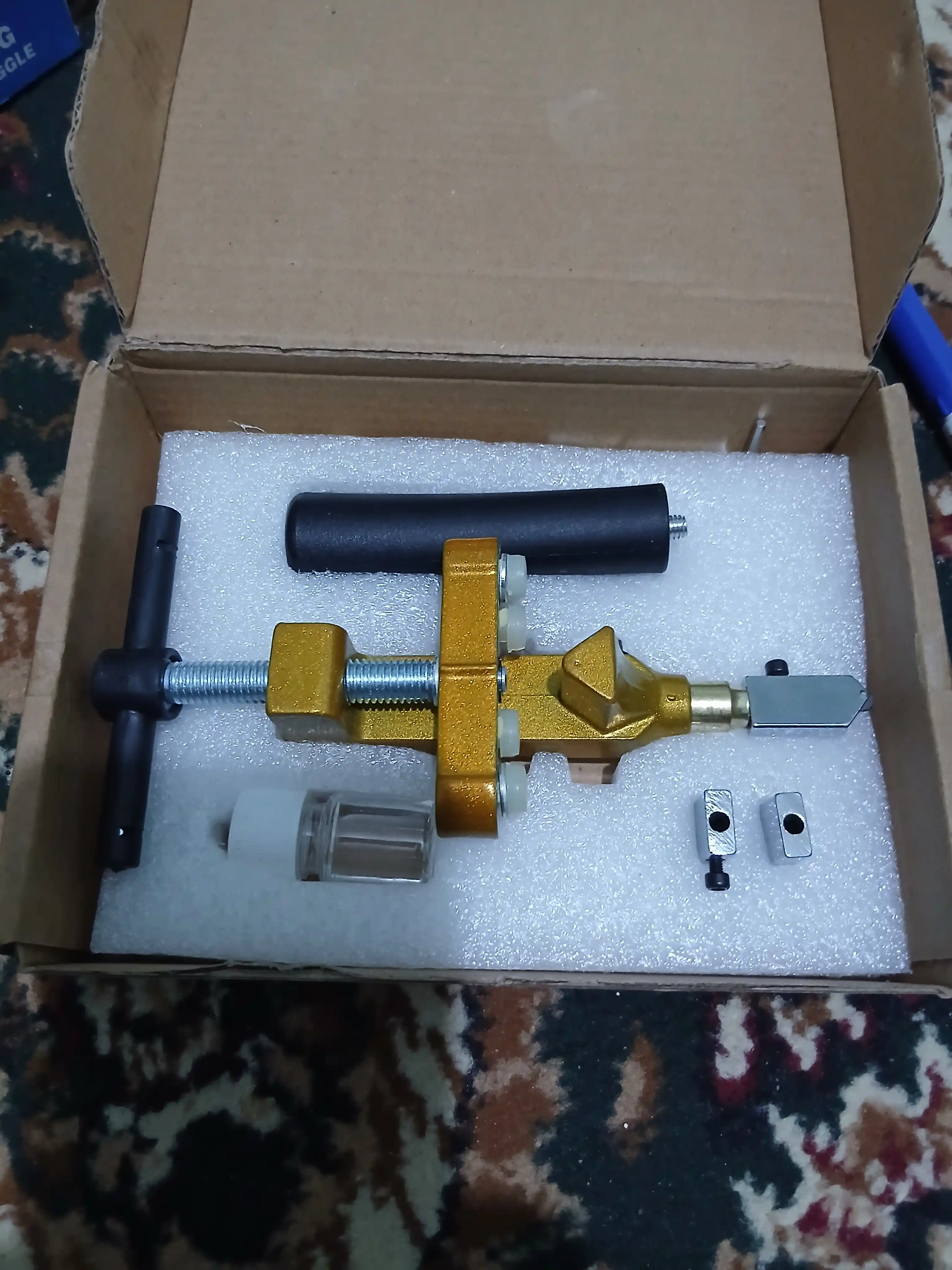 Ko‘chma qo‘l bilan ishlatiladigan 2-in-1 shisha va plitka kesgich