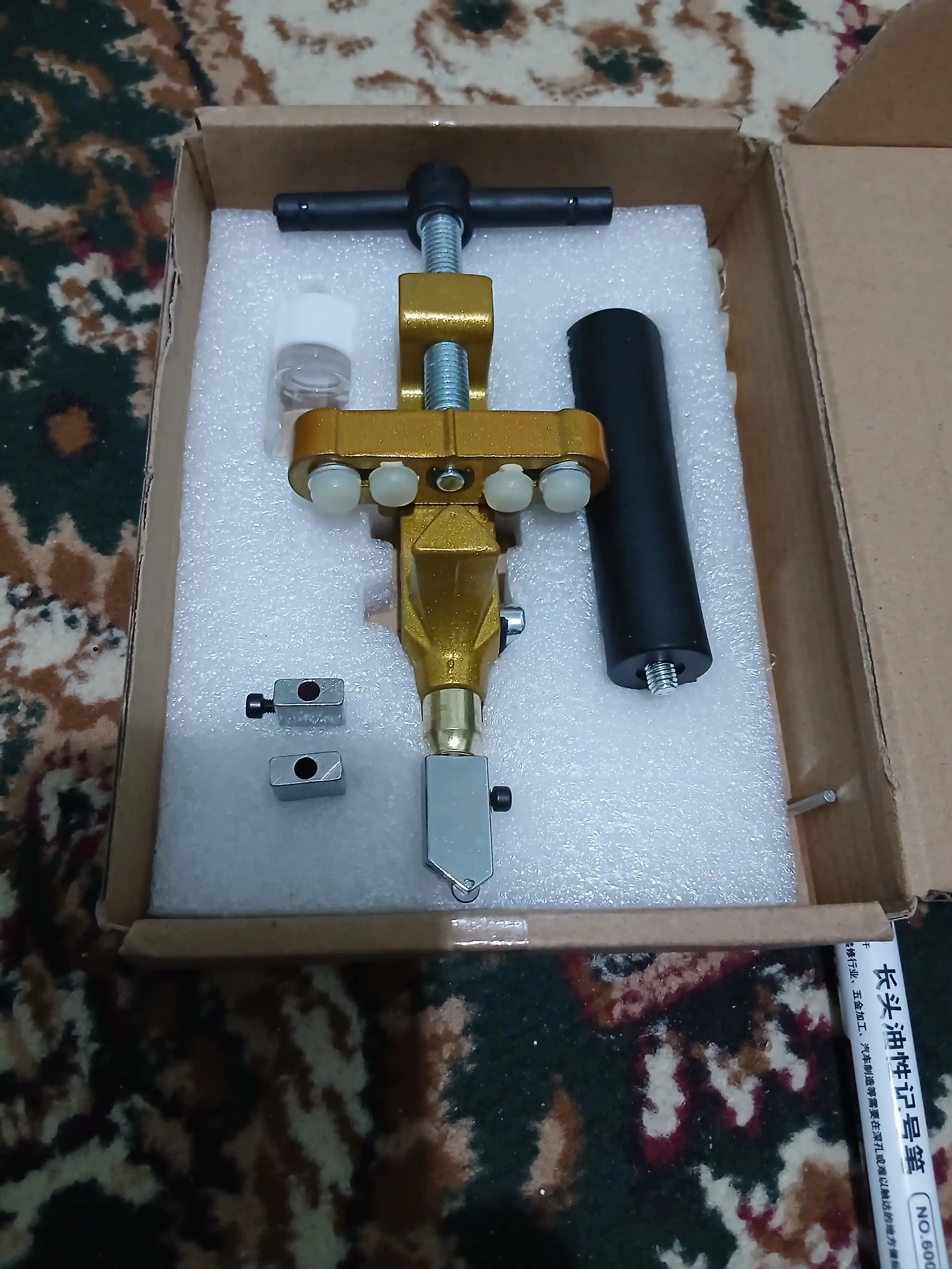 Ko‘chma qo‘l bilan ishlatiladigan 2-in-1 shisha va plitka kesgich