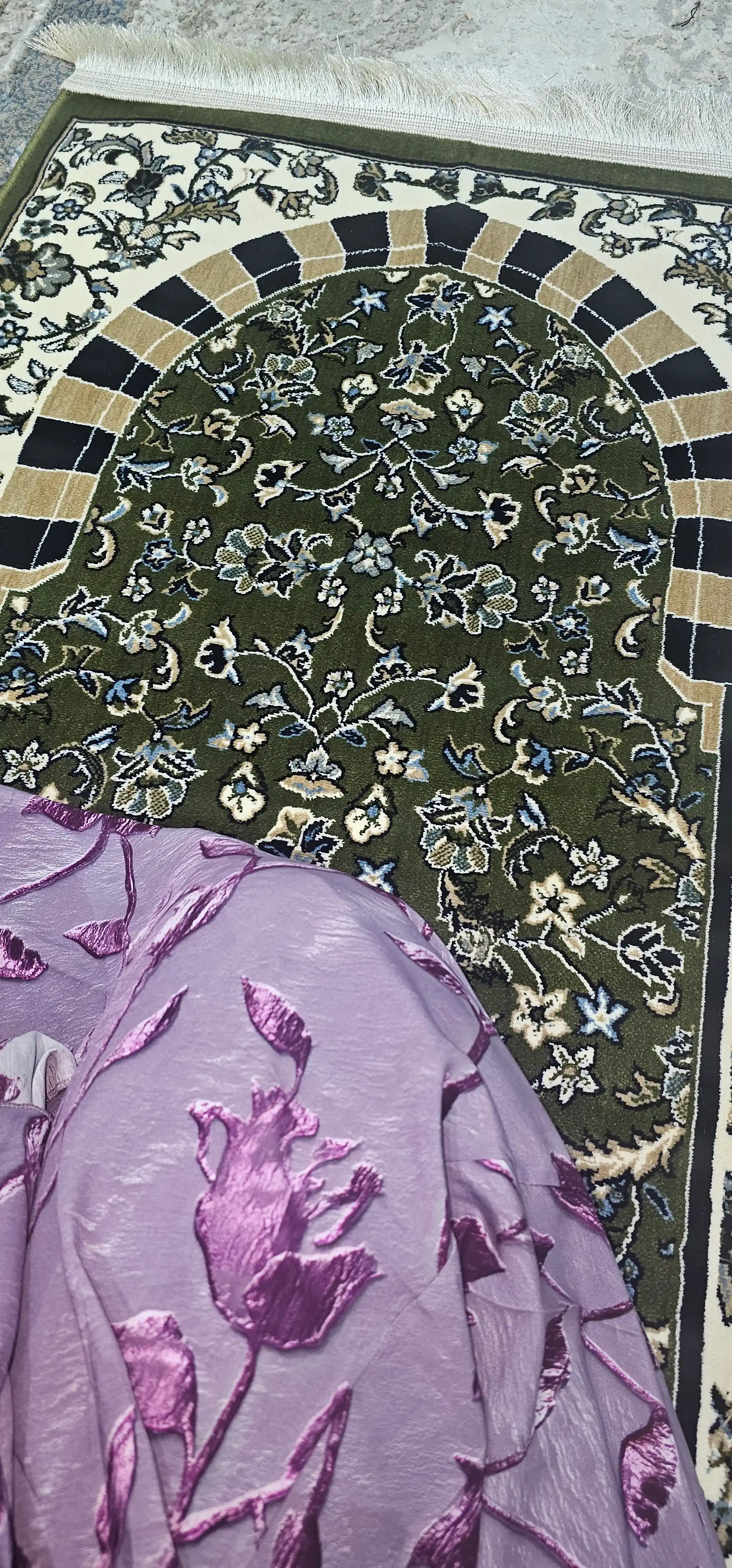 Joynamoz Madina, Mada Carpets mahsuloti, yumshoq va mayin yuza, gilamdek baquvvat sifat