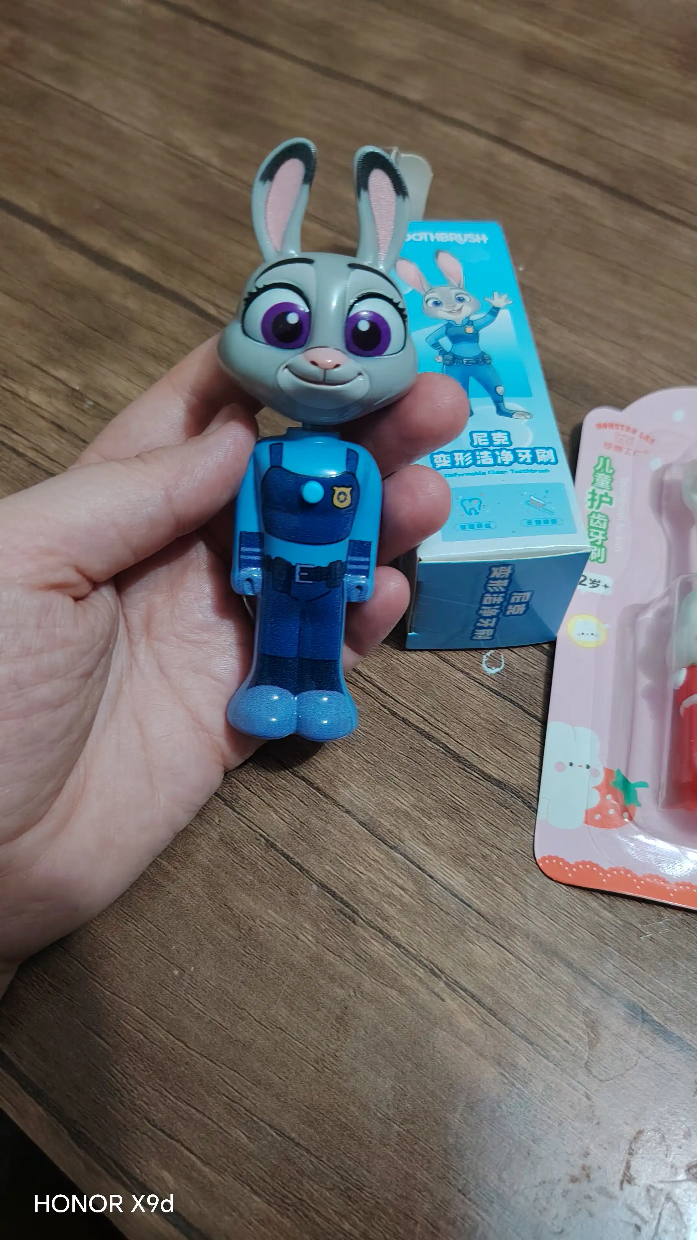 Веселая зубная щетка "ZOOTOPIA" для детей