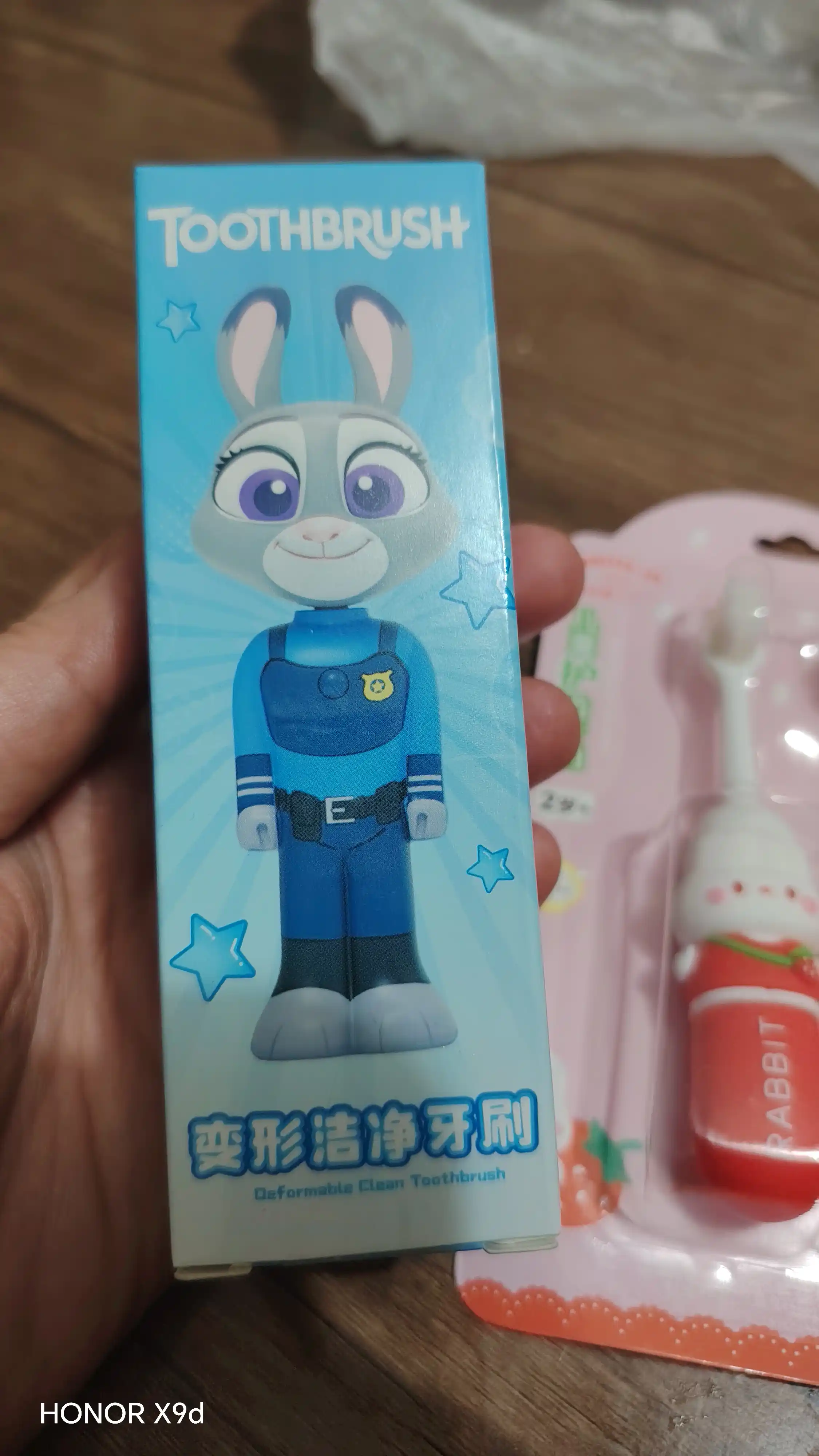 Веселая зубная щетка "ZOOTOPIA" для детей