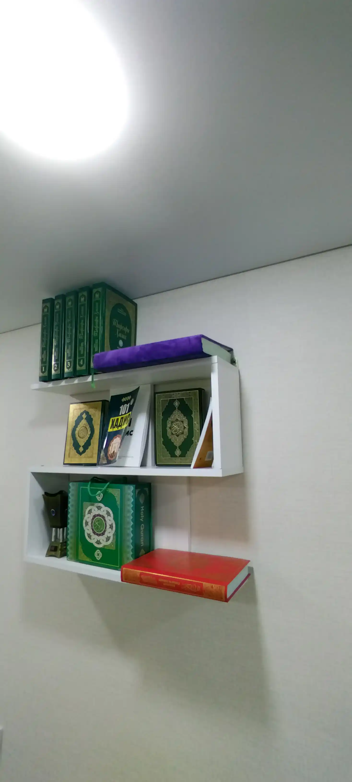 Kitoblar uchun polka gullar va interyerlar uchun tokcha, shkaf tumba