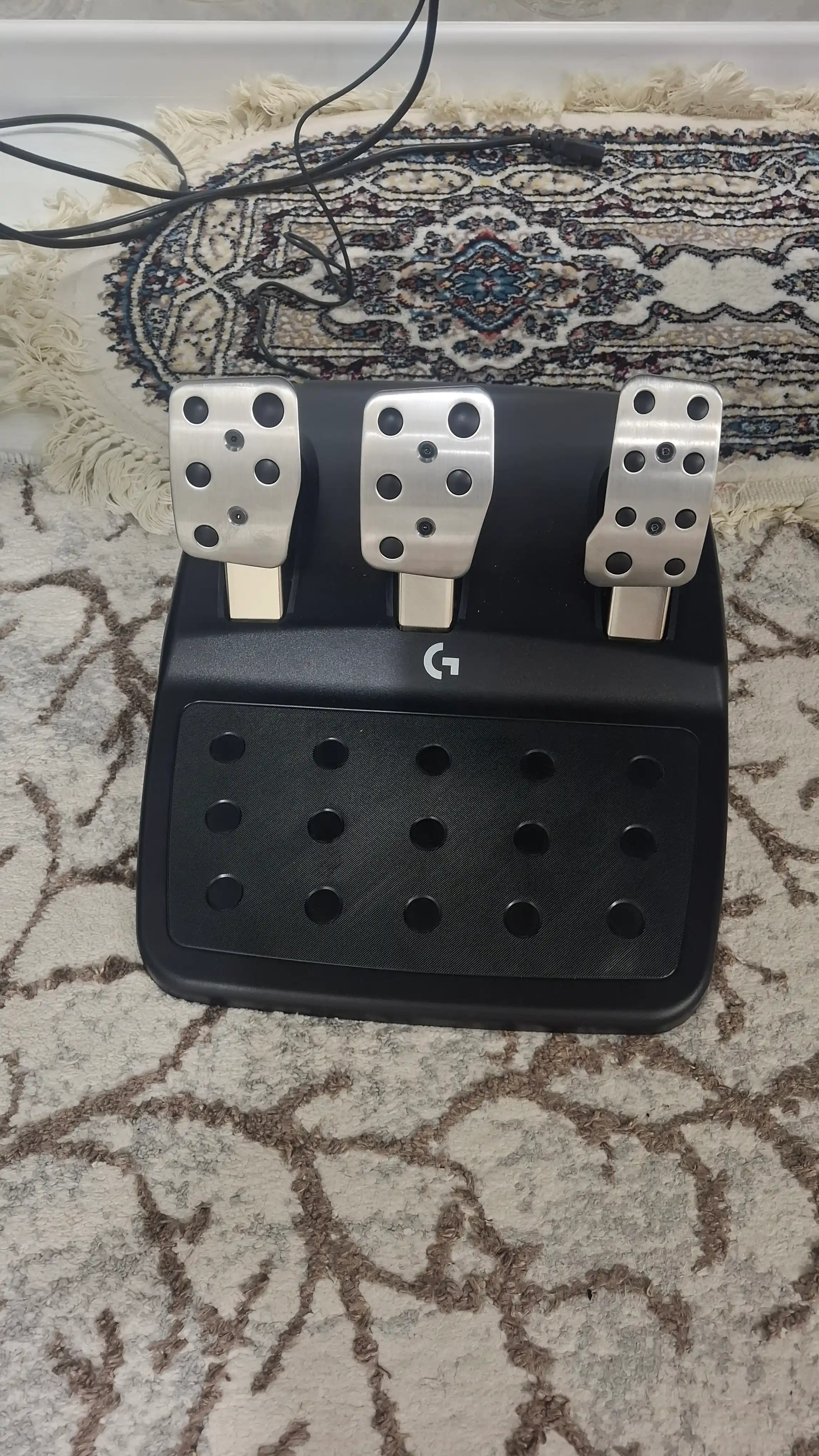 Logitech G923 Driving realistik Force Feedback tizimiga ega yangi avlod o‘yin ruli