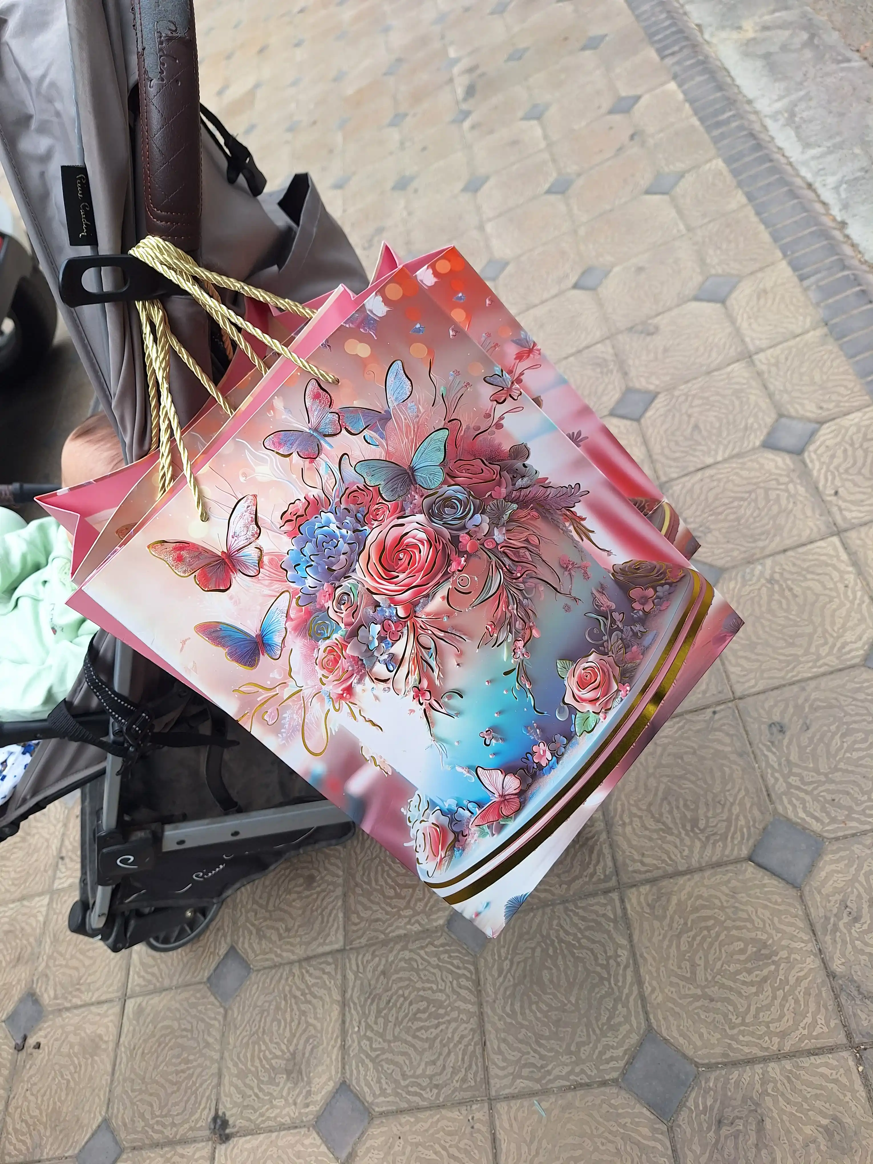 Sovg‘a paketi qogozli. Sovg‘alar, kosmetika va syurprizlar uchun paket