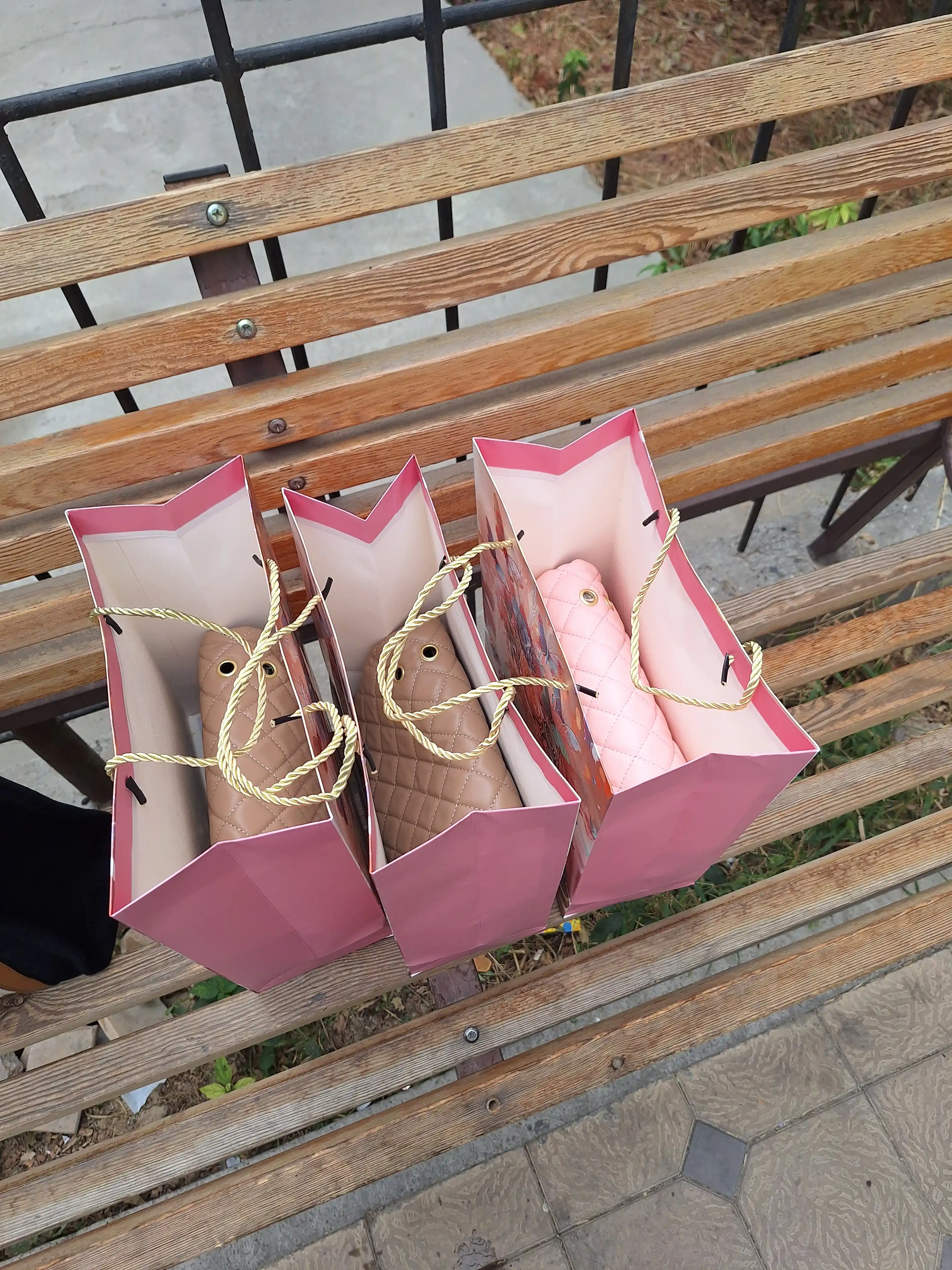 Sovg‘a paketi qogozli. Sovg‘alar, kosmetika va syurprizlar uchun paket