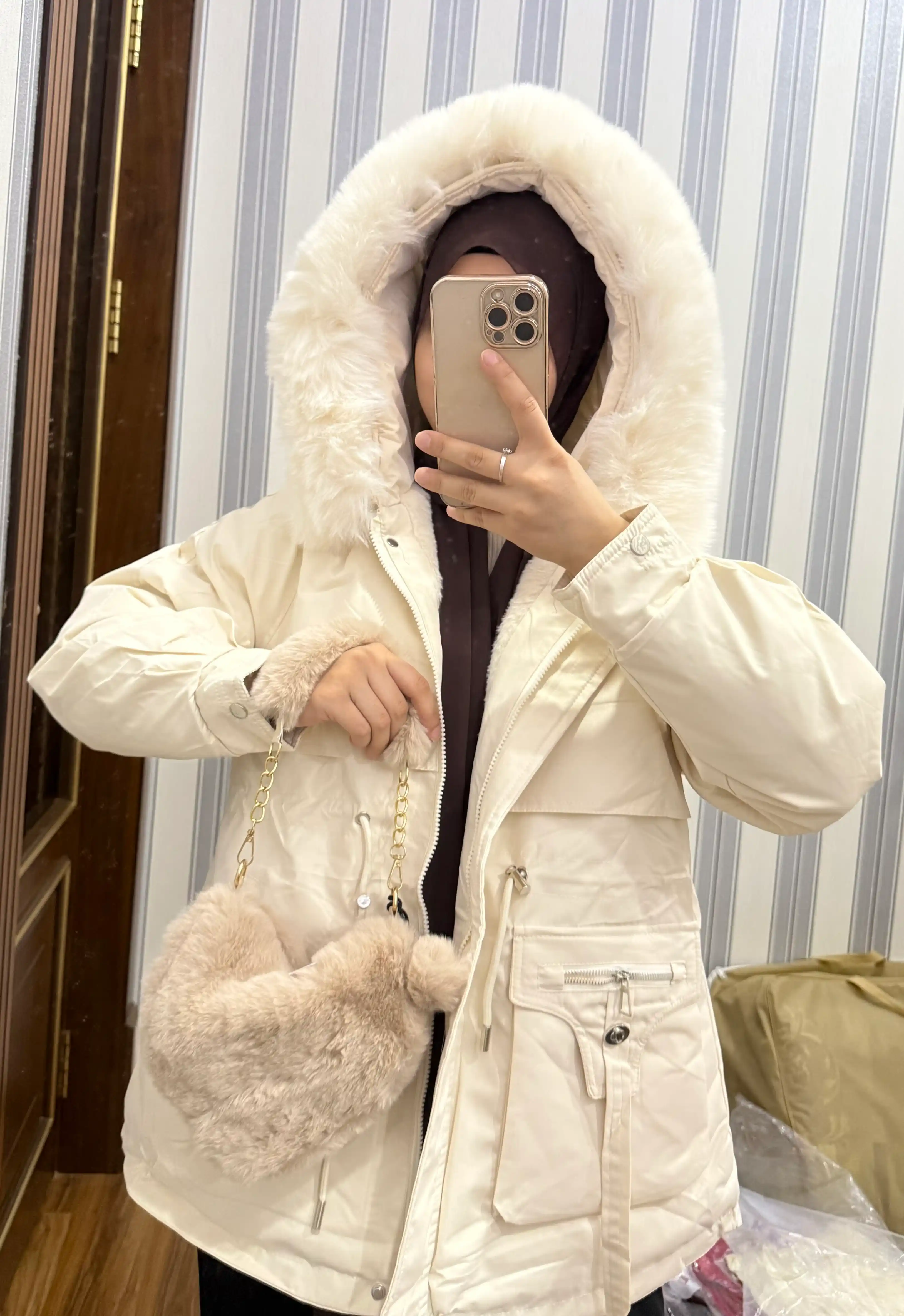 Ayollar qishki parka kurtkasi, sun’iy mo‘ynali kapyushon va bel tortqichi bilan