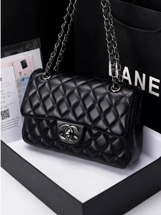 Черная женская сумка chanel  на плечо с цепочкой и ромбовидным дизайном - 