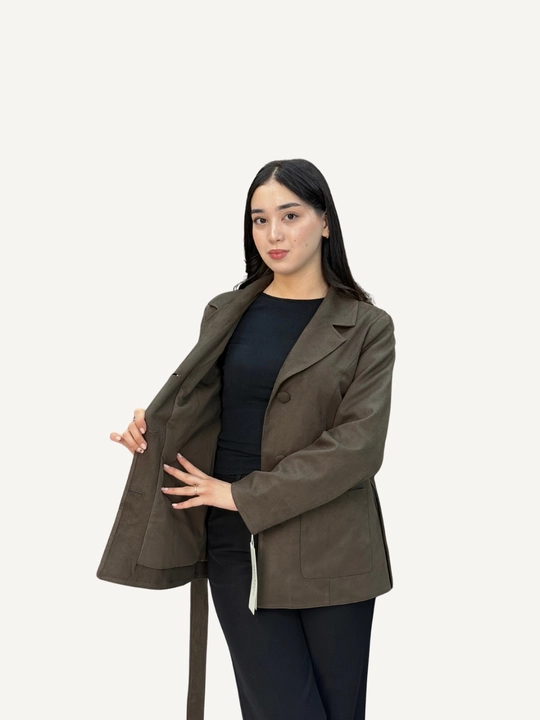 Ayollar zamsh pidjagi, kamarli bahorgi-kuzgi kalta kastyum