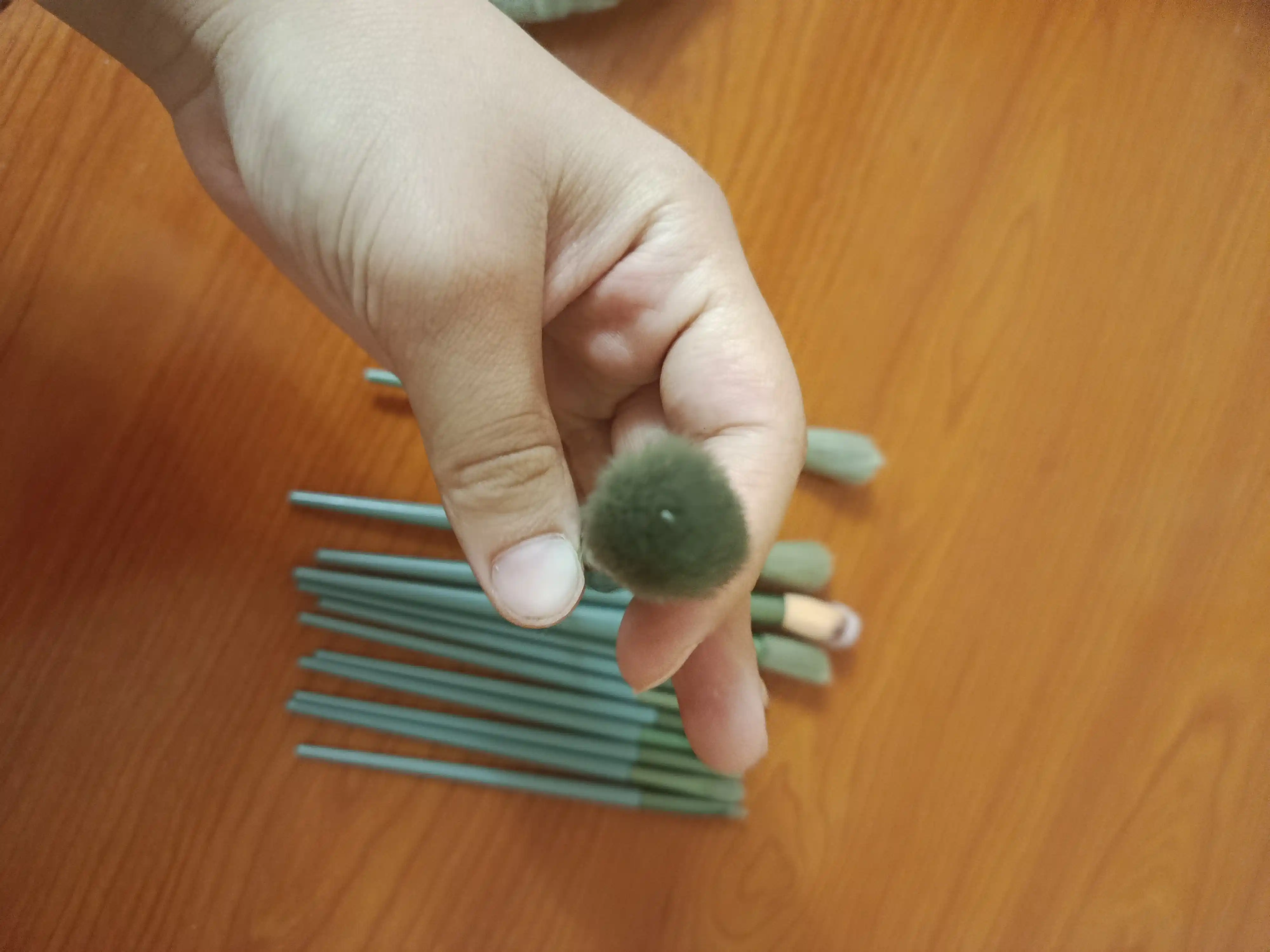 Maki­yaj uchun cho‘tkalar, to‘plamda 13 dona, g‘ilof bilan