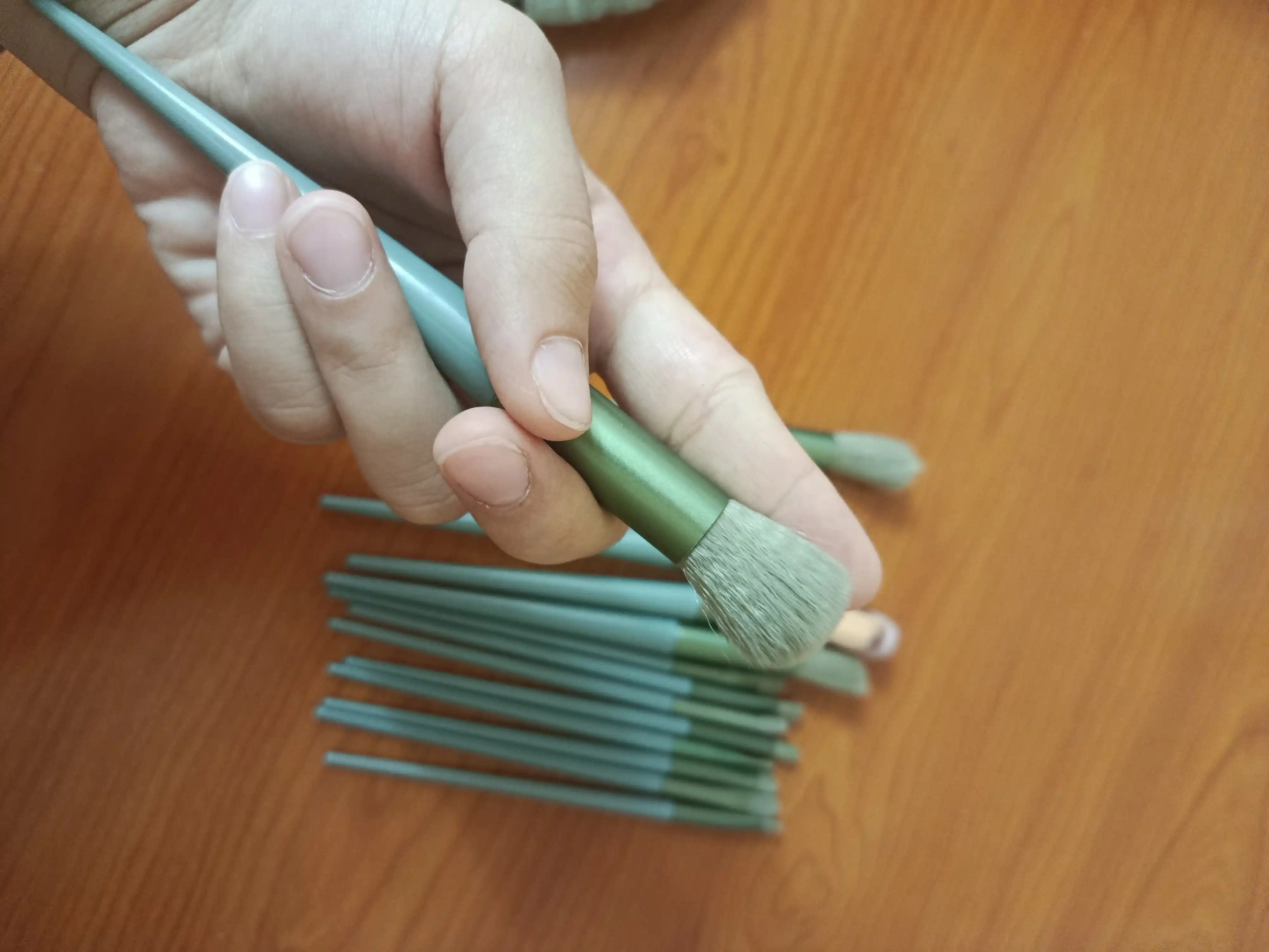 Maki­yaj uchun cho‘tkalar, to‘plamda 13 dona, g‘ilof bilan