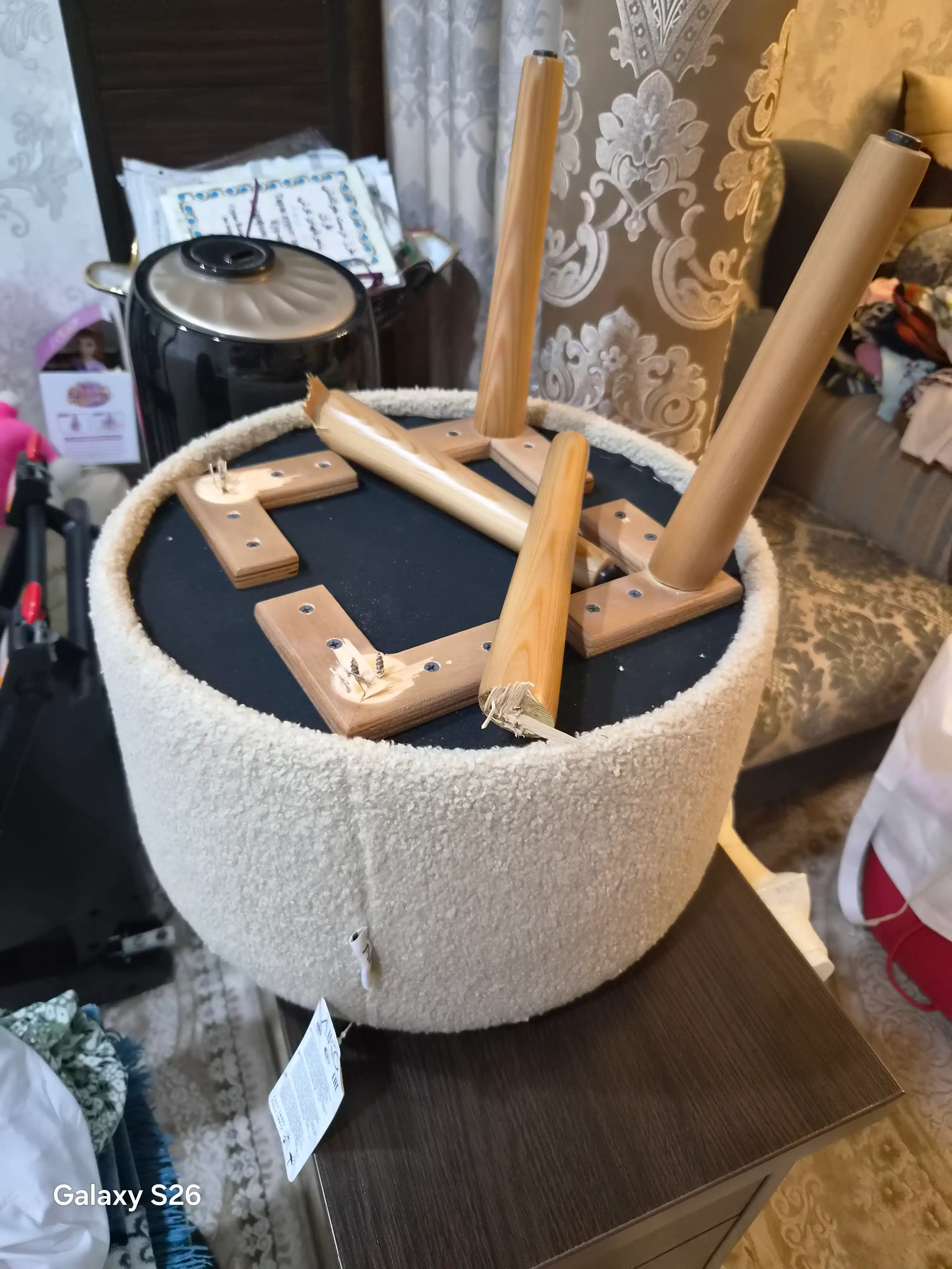 AIKO Hygge pufik, yog‘och oyoqli, bukle matoli, puf dahliz va pardoz stoli uchun