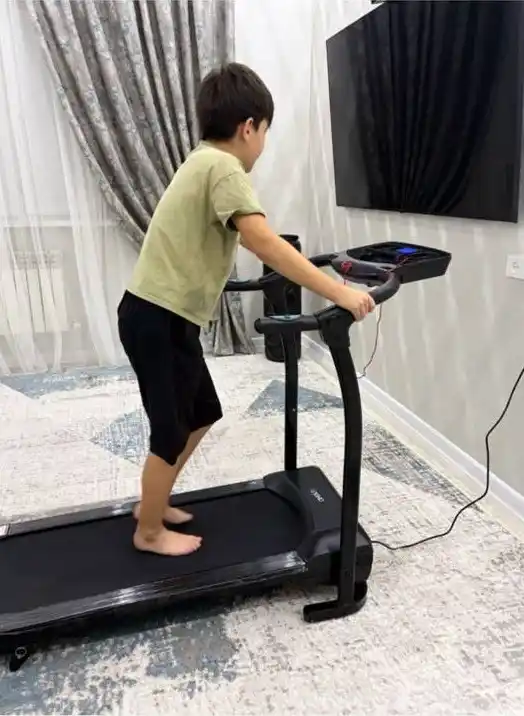 Elektrik yugurish yo‘lakchasi UNIQKID M2, 12 km/soatgacha, 130 kg gacha