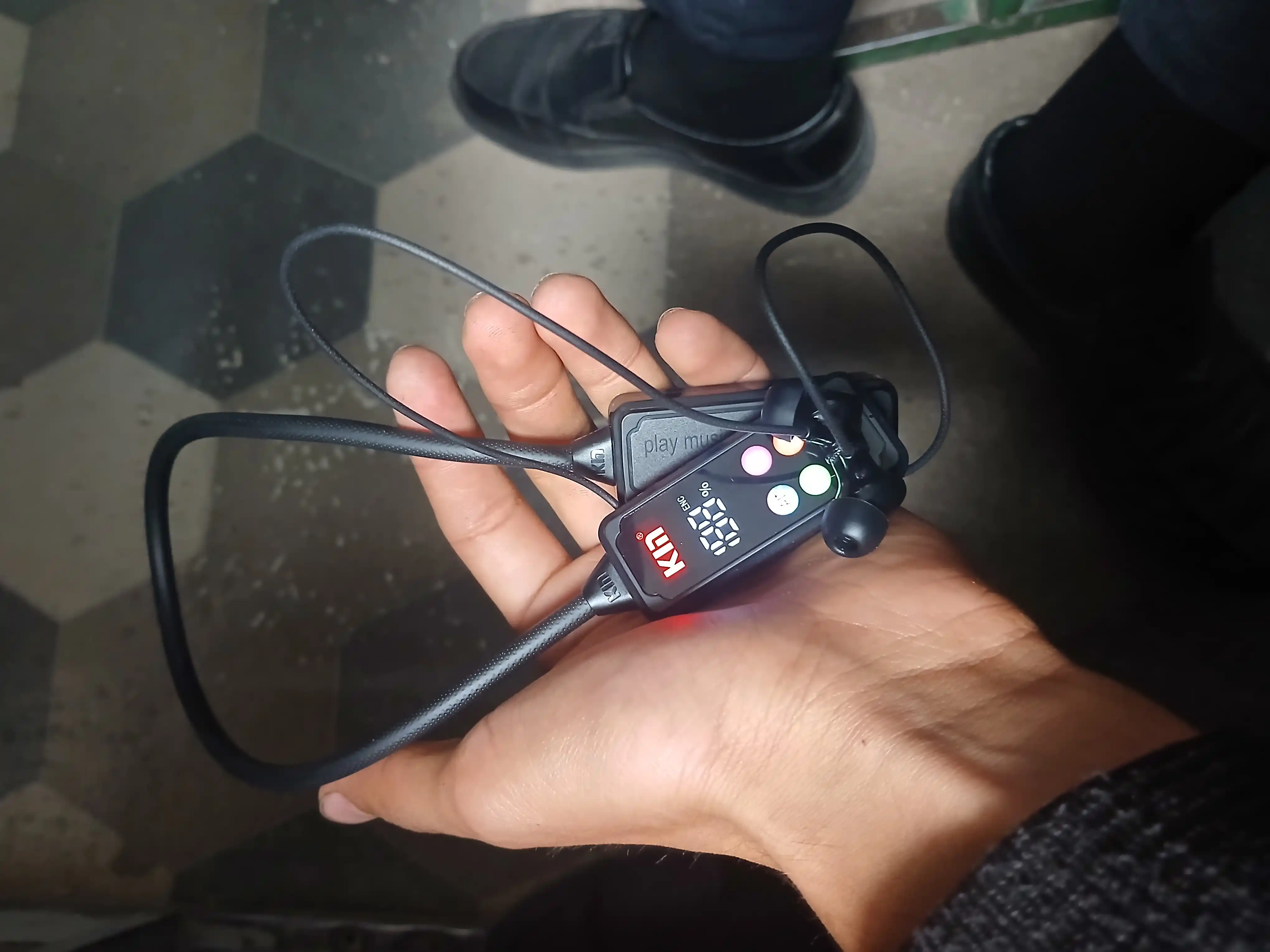 Bo'yinli simsiz quloqchin KIN KL101 ENC mikrofon TF karta 1100 mAh batareya