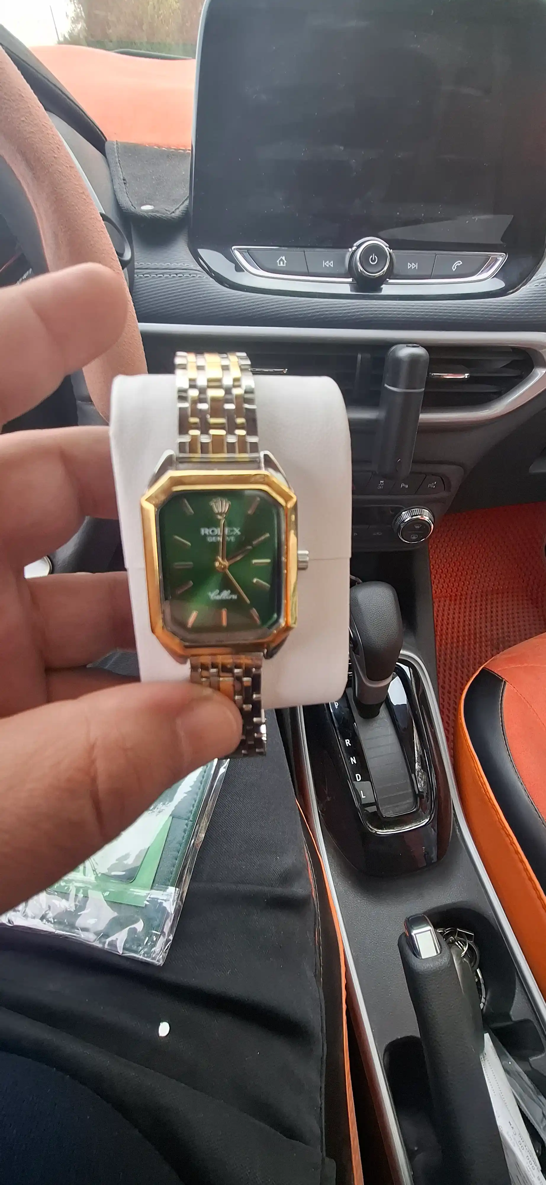 Ayollar qo‘l soati karobka, quti, hujjat va sumkasi bilan