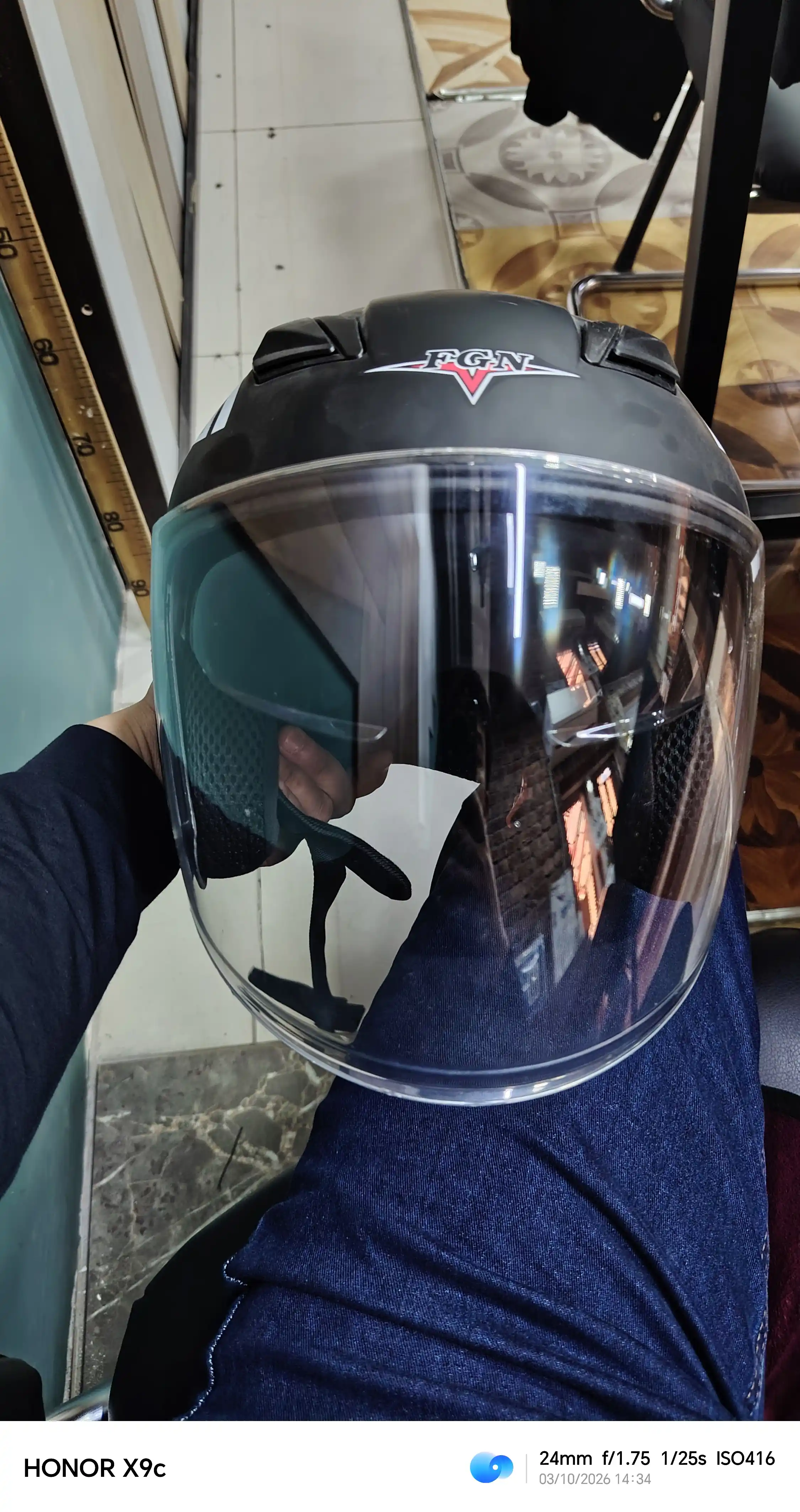 Ochiq moto dubulg'a, shamoldan himoyalovchi oynali, qulay ichki qoplamali, xavfsizlik kamarli
