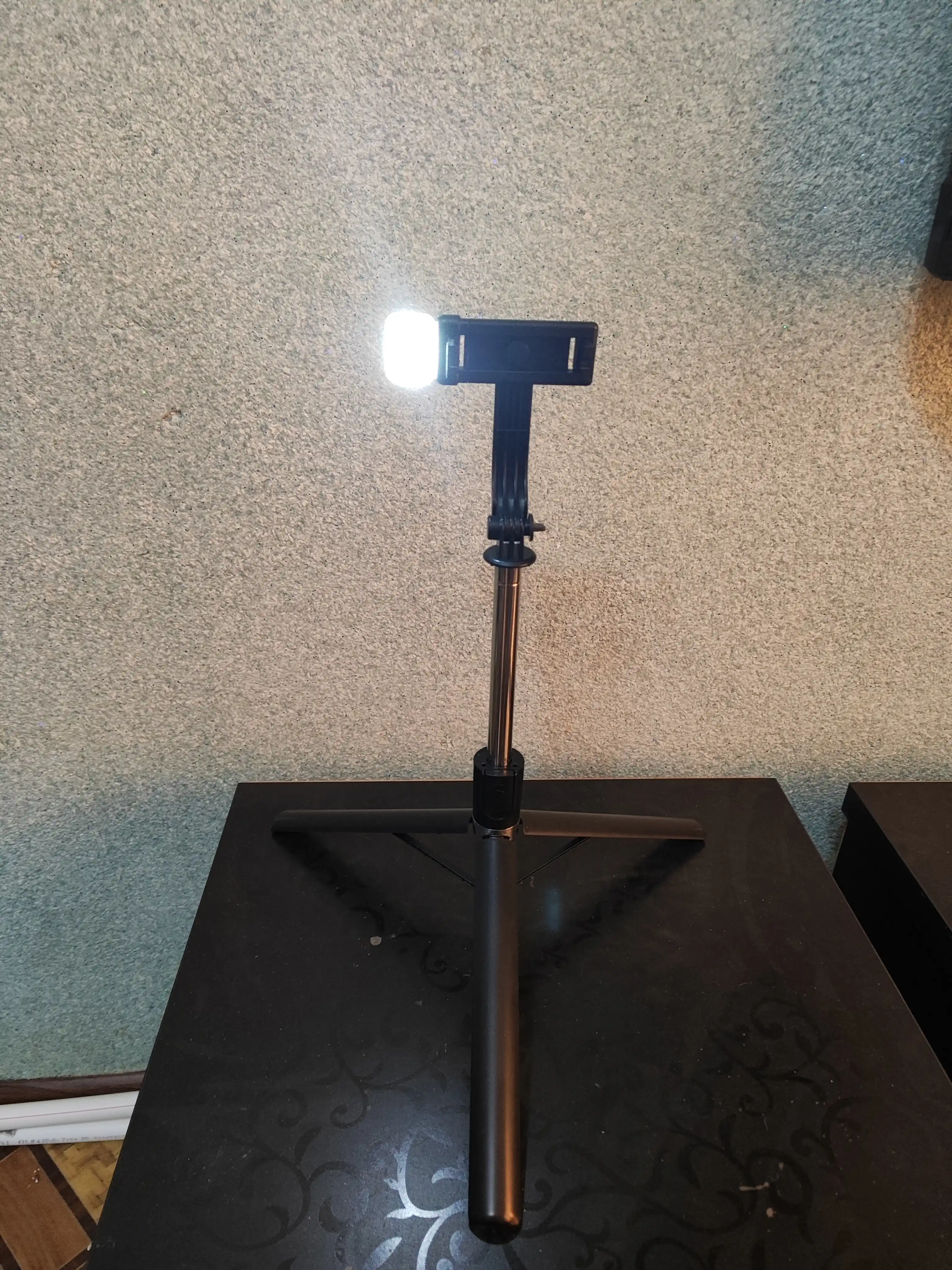 Universal 3 tasi 1 da shtativ: selfi tayoqchasi, tripod va Bluetooth pulti — foto va video